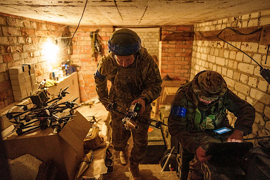 Ein ukrainischer Soldat bringt eine Drohne zur Startposition, bevor er sie über russische Stellungen in der Region Charkiw fliegen lässt.&nbsp;