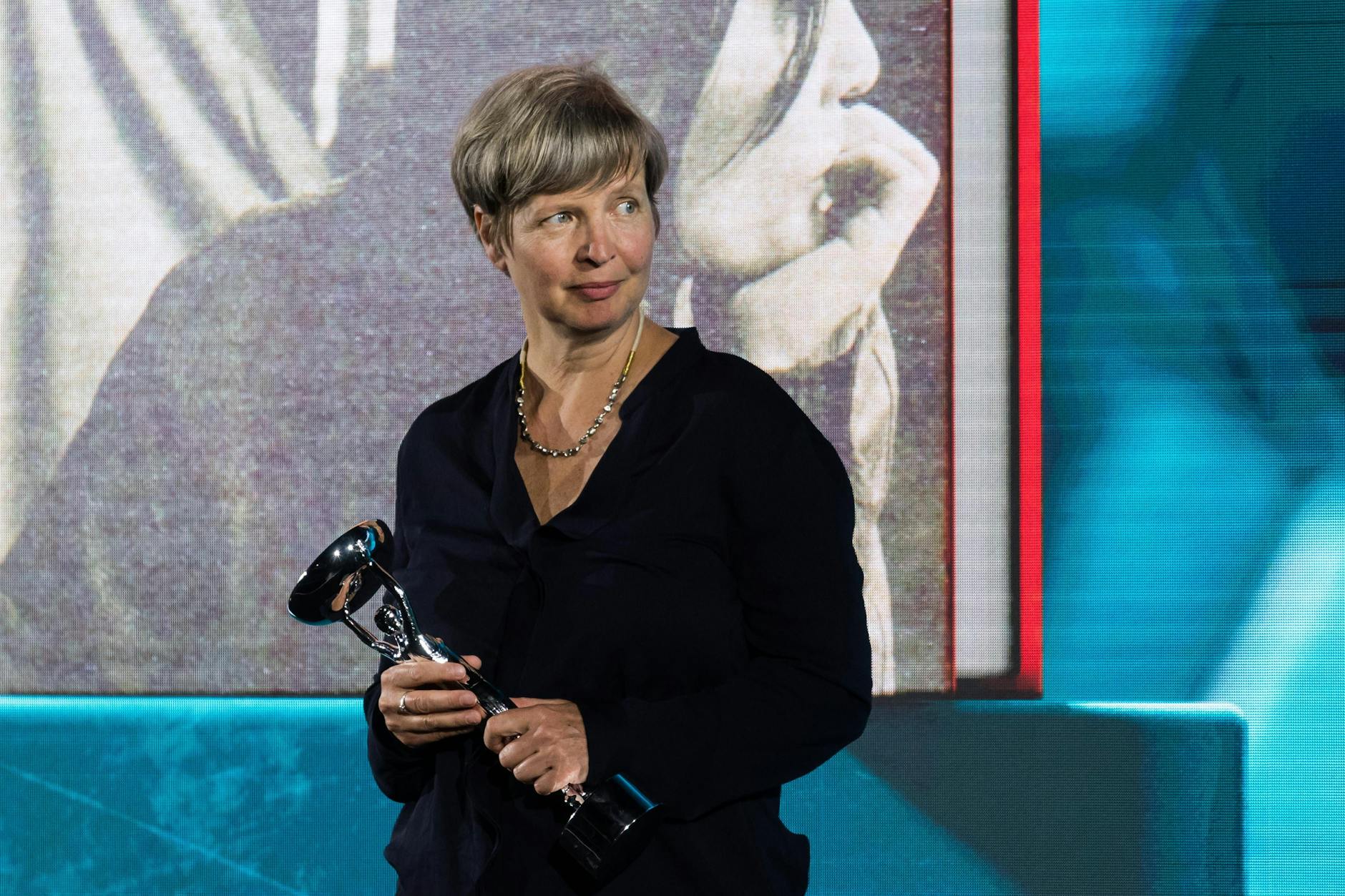 Die Schriftstellerin Jenny Erpenbeck nach der Booker-Preisverleihung in London