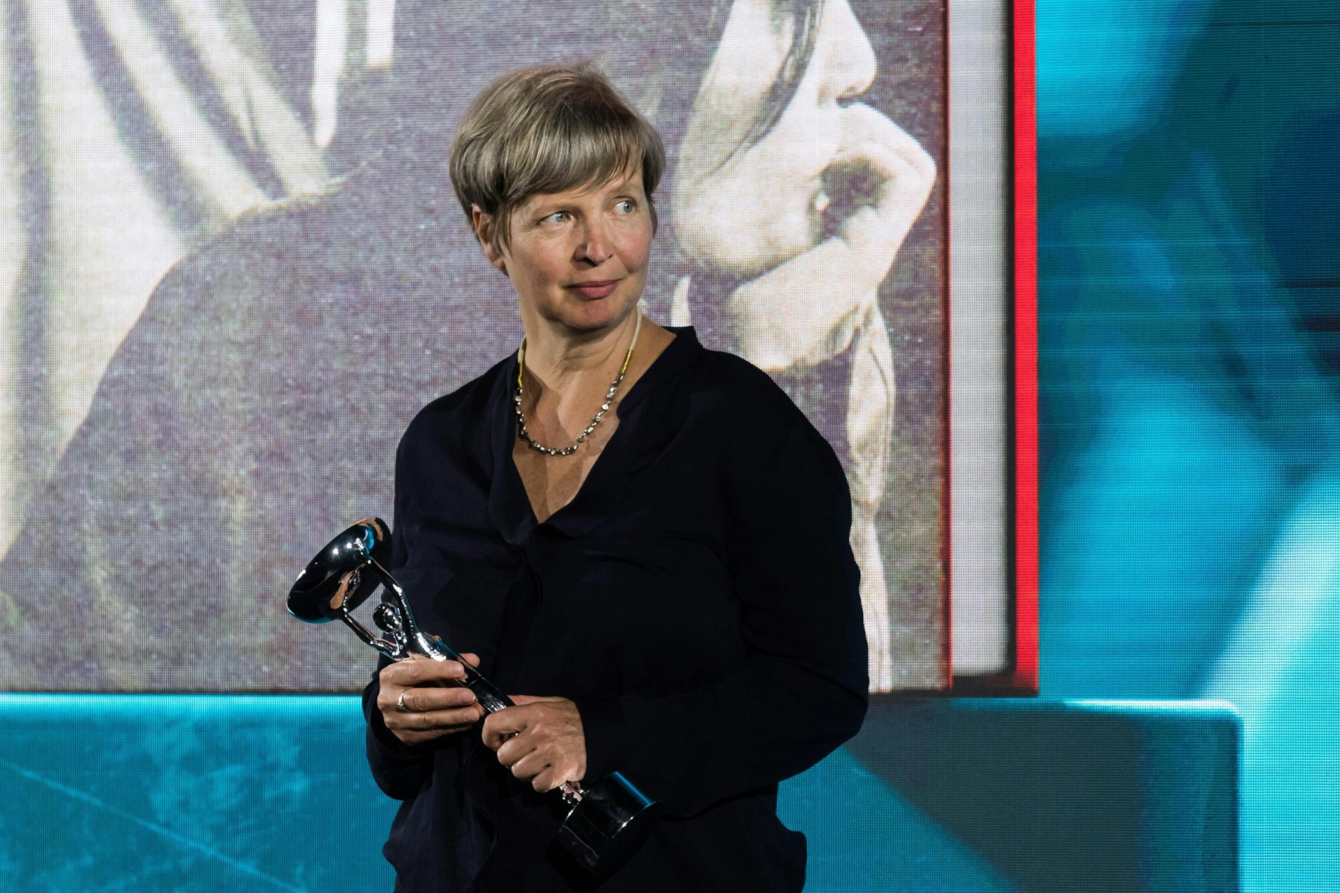 Die Schriftstellerin Jenny Erpenbeck nach der Booker-Preisverleihung in London