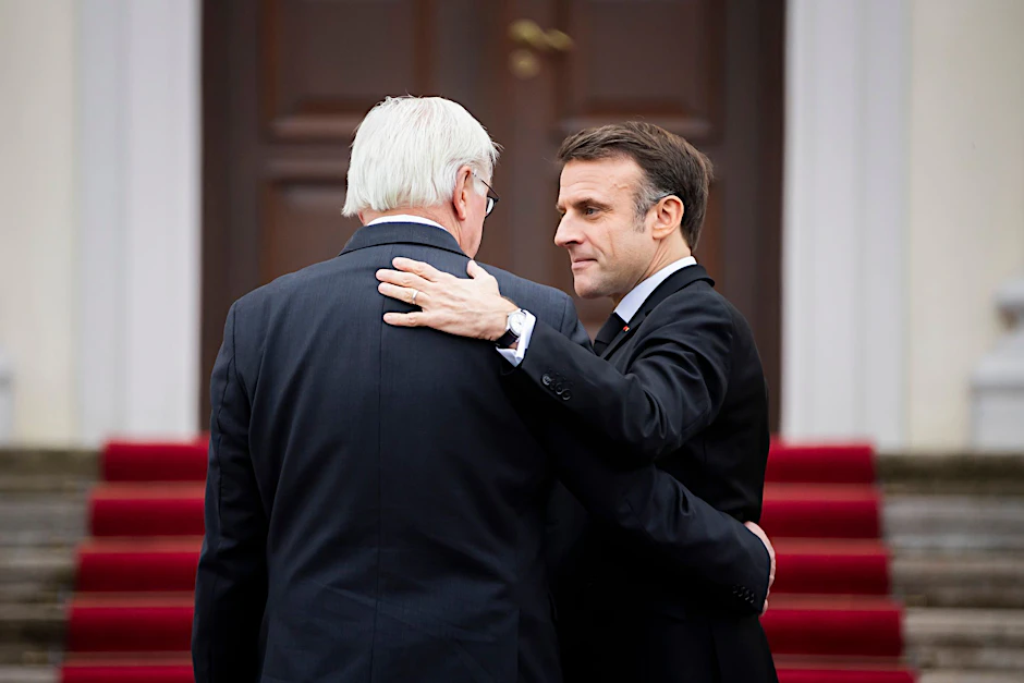 ARCHIV - Bundespräsident Frank-Walter Steinmeier (l.) begrüßt Emmanuel Macron vor einem Gespräch Ende Januar am Schloss Bellevue.  