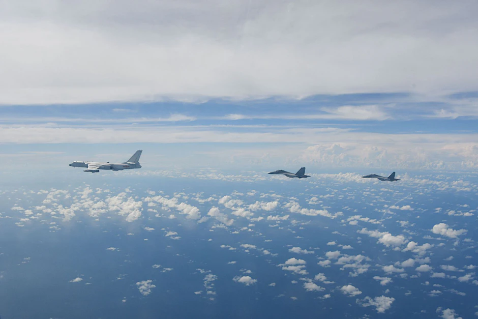 ARCHIV - Chinesische Kampfflugzeuge in der Luft: China startet eine großangelegte Militärübung in der Taiwanstraße und um Taiwan (Archivbild).  