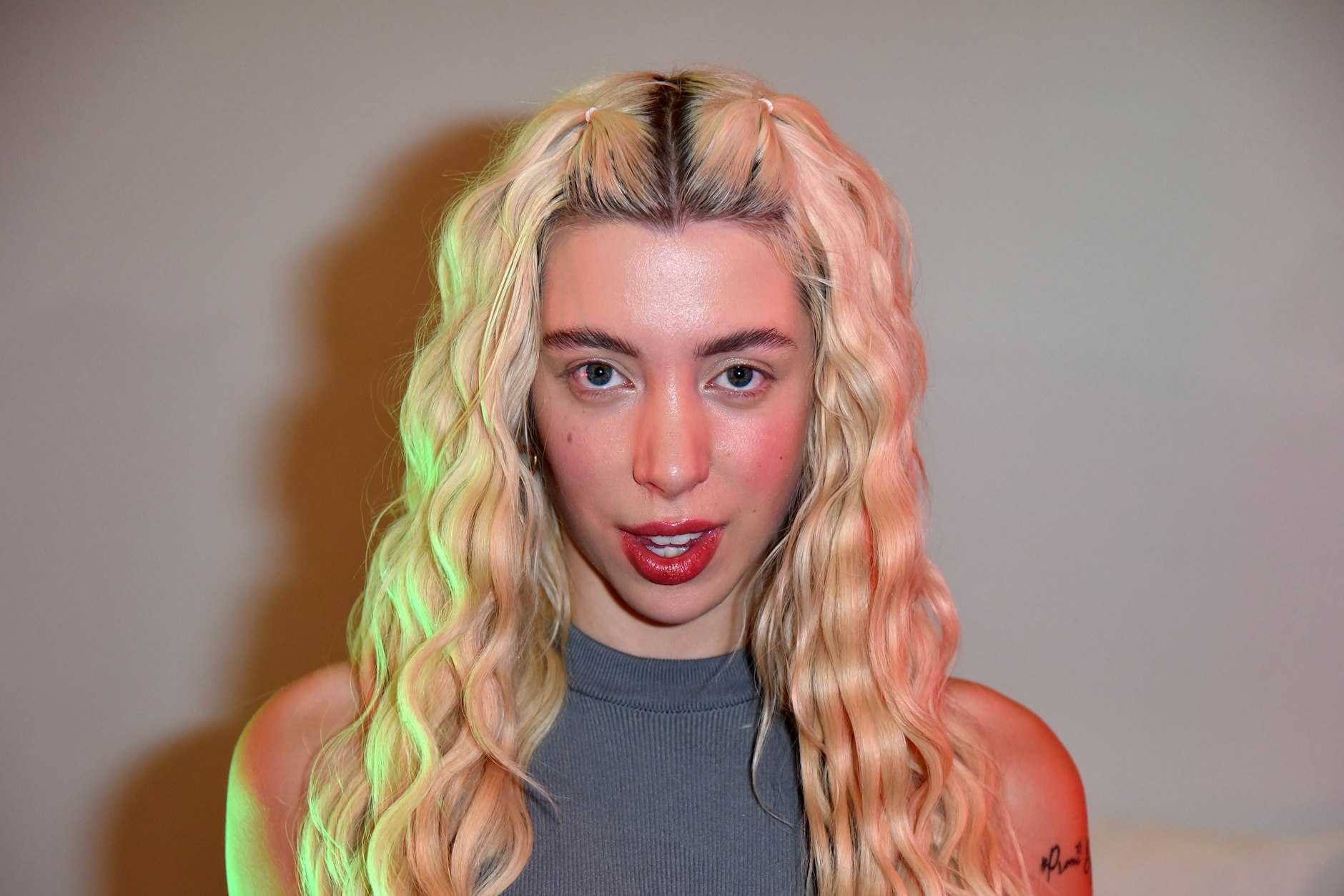 Walentina Doronina will Emmy Russ beim Boxkampf besiegen.