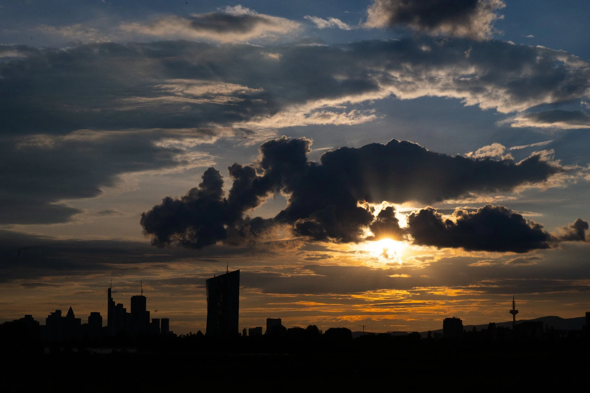 Über der Frankfurter Skyline geht die Sonne unter. Wegen der vielen Wolkenkratzer wird die Stadt am Main mit einem Augenzwinkern auch «Mainhattan» genannt - angelehnt an den New Yorker Stadtteil Manhattan.  
