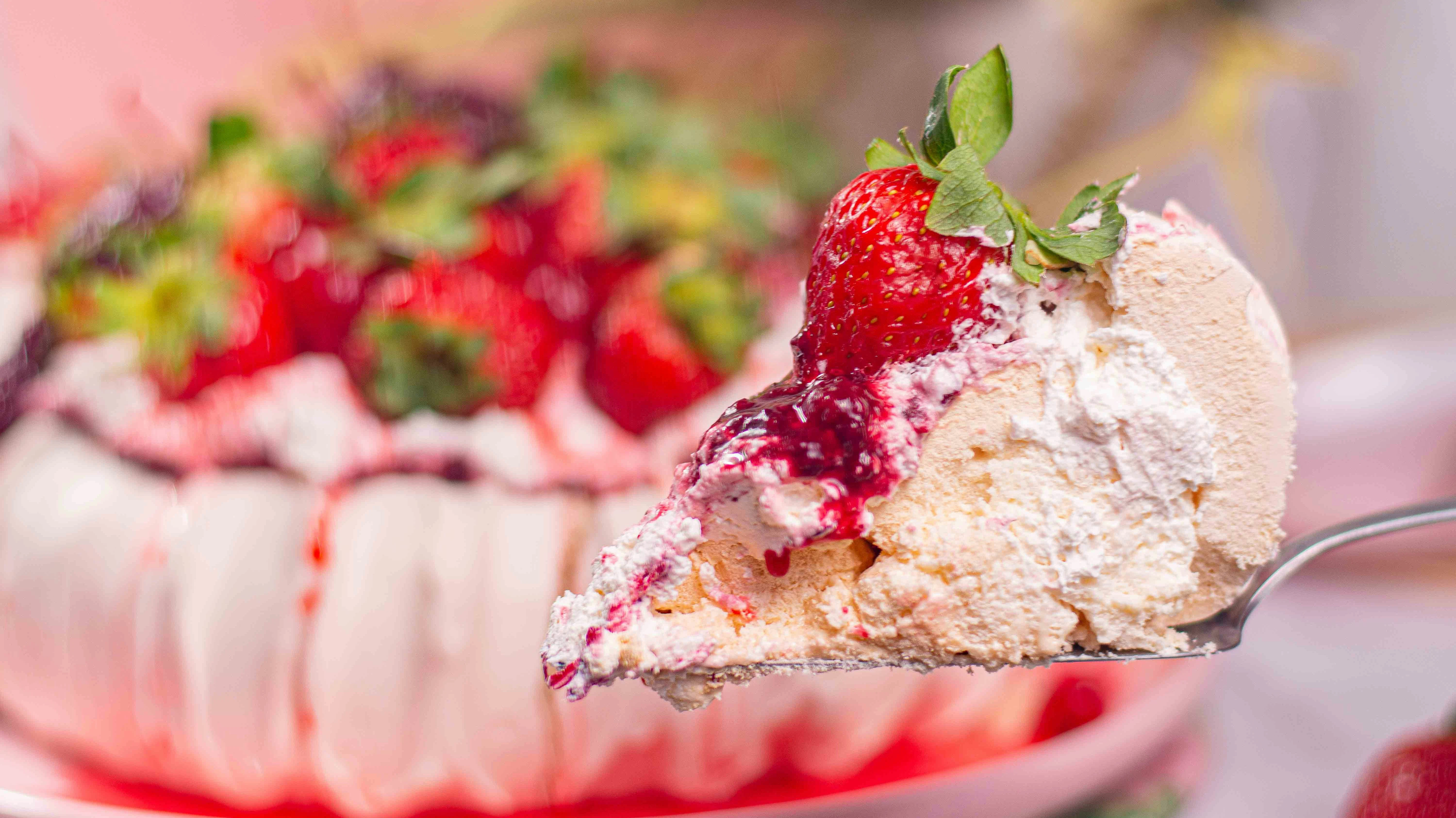 Die Mischung aus Baiser, Sahne und Früchten ist perfekt für den Sommer.