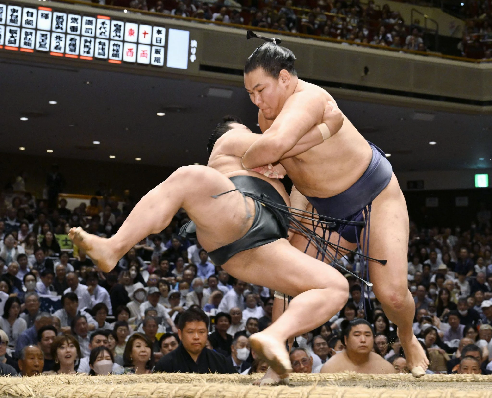 Mit vollem Körpereinsatz: Beim 15-tägigen Sommer-Grand-Sumo-Turnier in Tokio besiegt der mongolische Wrestler Ozeki Hoshoryu den japanischen Athleten Maegashira Midorifuji.  