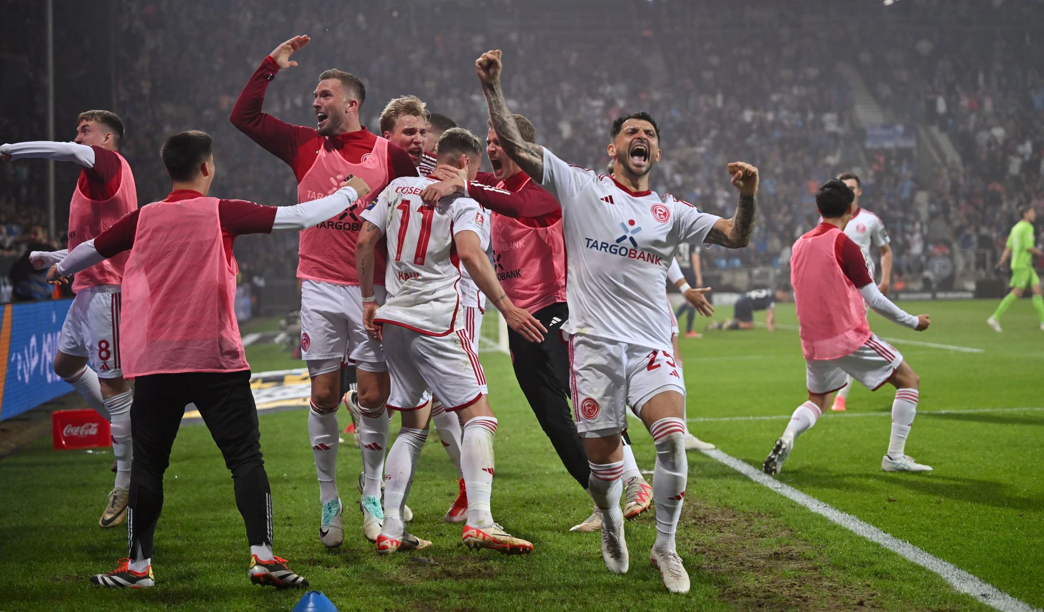 dpatopbilder - Düsseldorfs Fußballer jubeln - der Aufstieg in die Erste Bundesliga ist zum Greifen nah. Die Fortuna gewann im Hinspiel der Relegation mit 3:0 beim VfL Bochum. Das Rückspiel findet am Montag statt.  