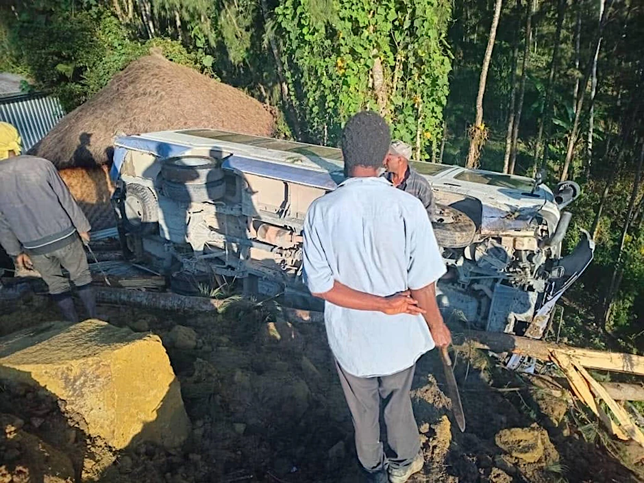 dpatopbilder - Das Wrack eines Fahrzeugs in der Provinz Enga.  