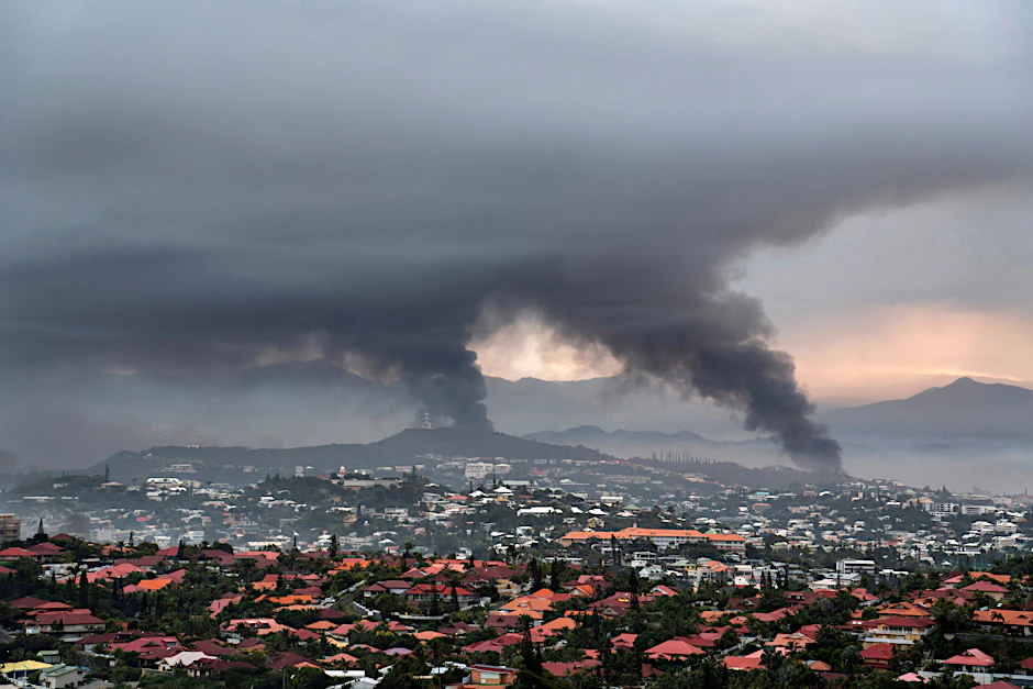 Rauch steigt über Noumea in Neukaledonien auf. Die Unruhen in dem Überseegebiet halten an.&nbsp;
