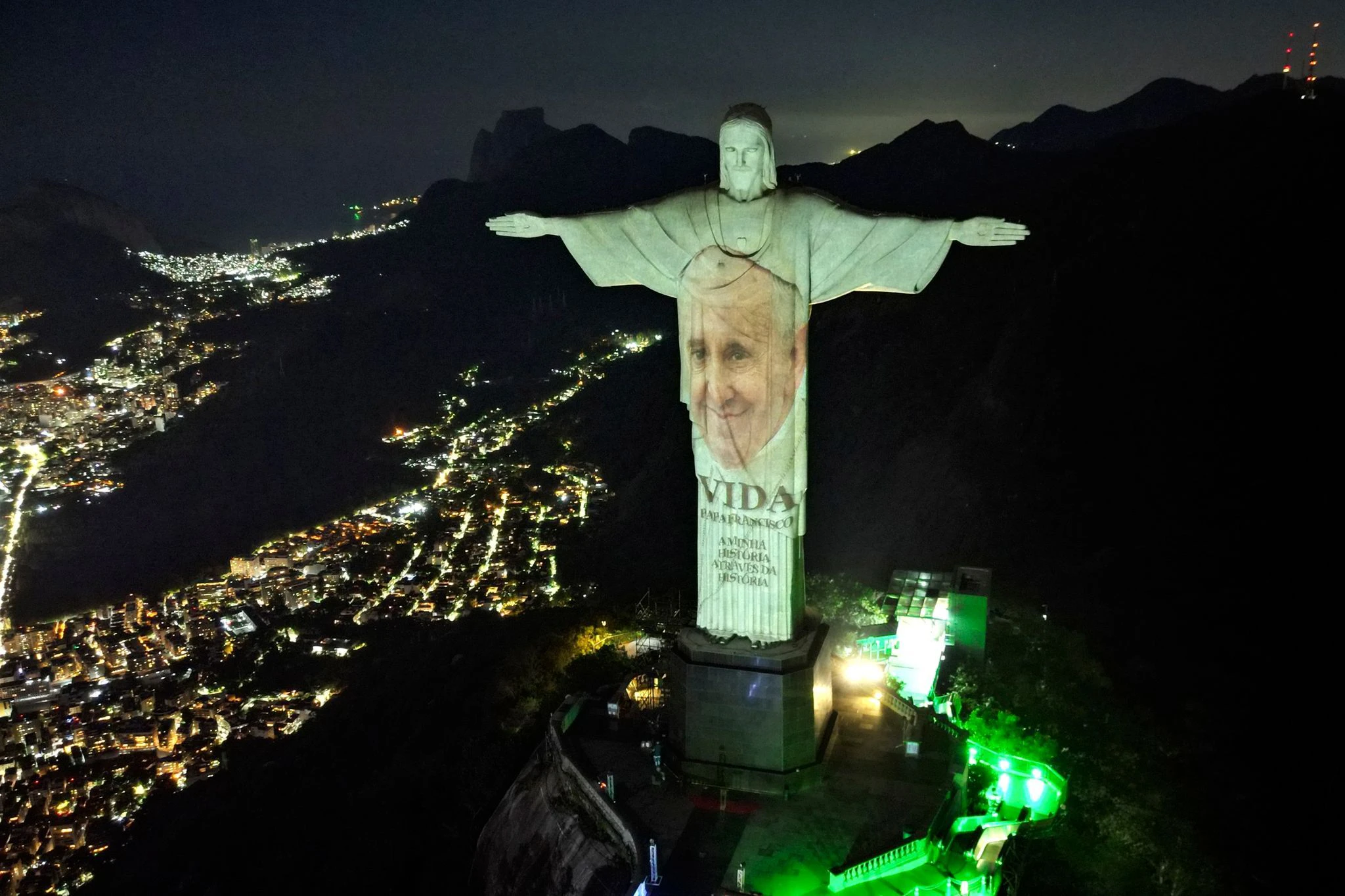 Die Christus-Erlöser-Statue in Rio de Janeiro wird mit einem Bild von Papst Franziskus beleuchtet, zum Start seines Buches «Life: My Story Through History».  