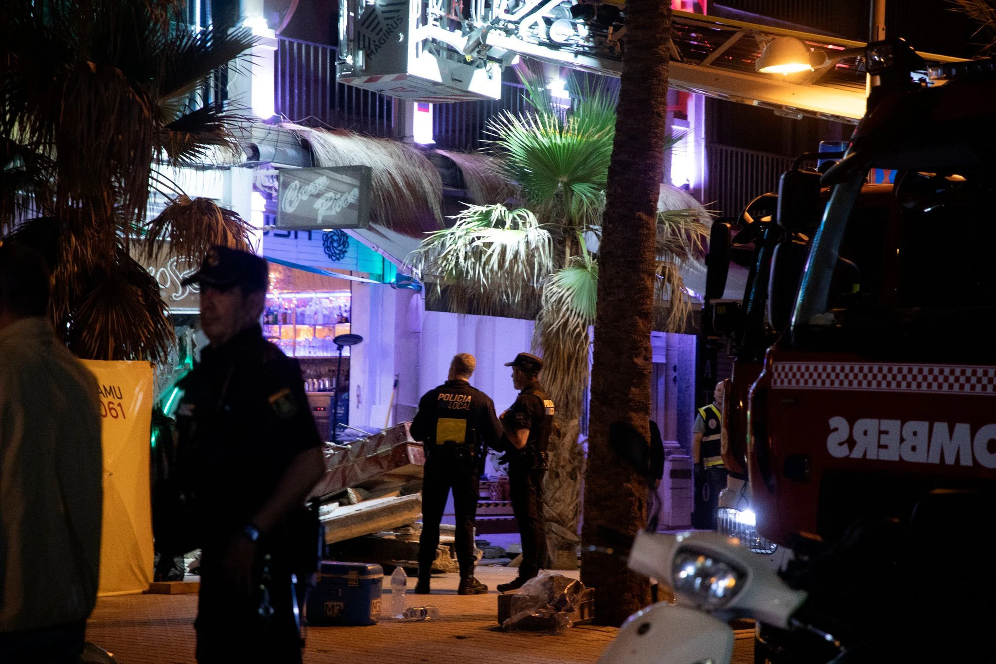 dpatopbilder - Polizeibeamte arbeiten neben einer eingestürzten Terrasse nach dem Einsturz eines voll besetzten Restaurants an der Playa de Palma auf Mallorca.  
