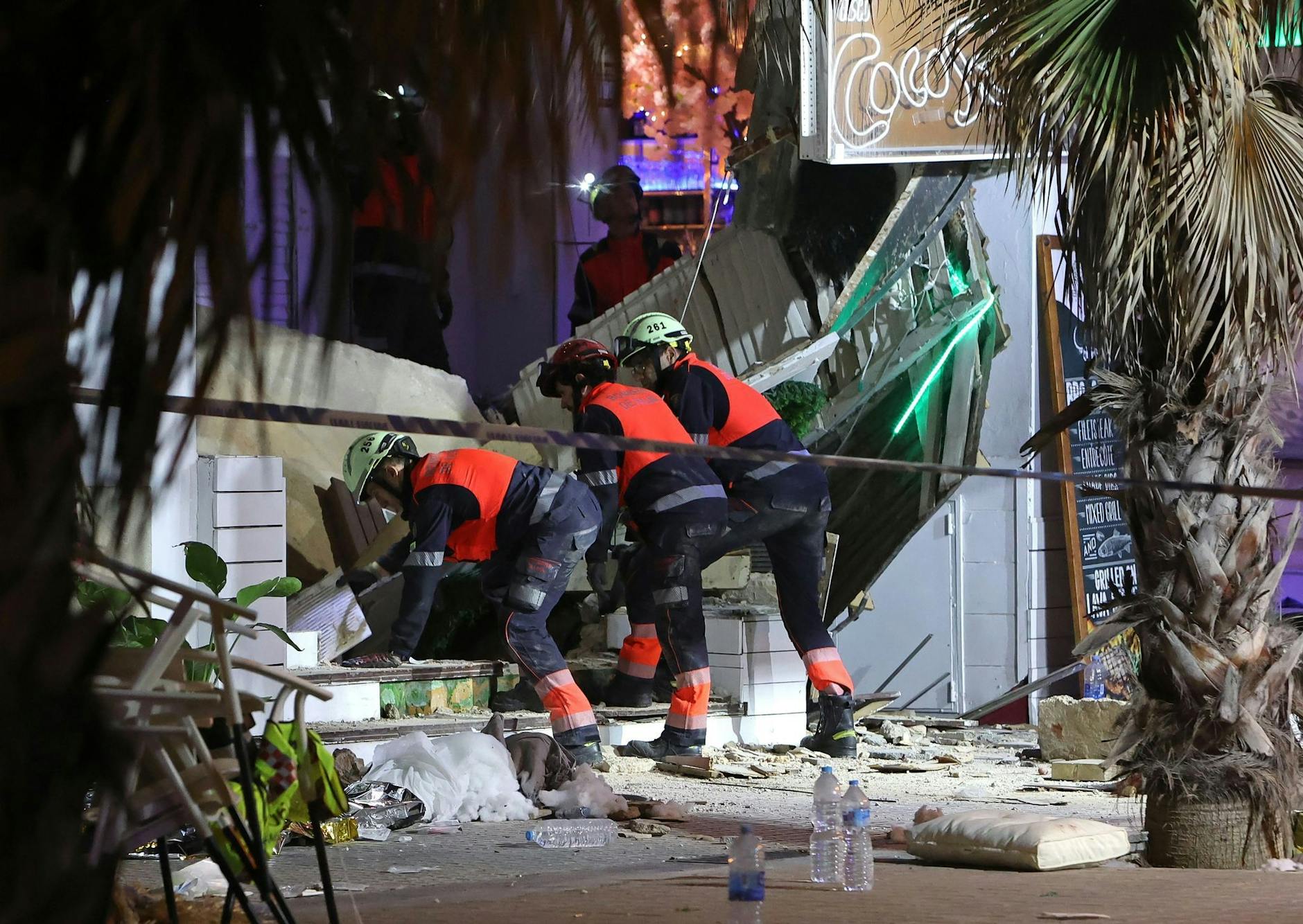 dpatopbilder - Rettungskräfte durchsuchen die Trümmer.