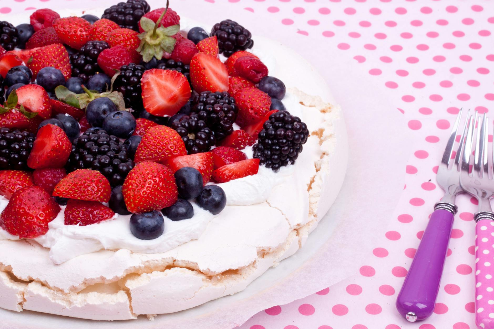 Die Pavlova ist süß und erfrischt.