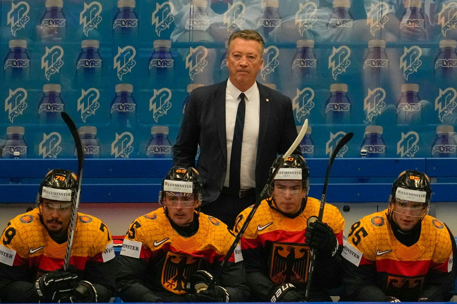 Der deutsche Trainer Harold Kreis schaut während eines Spiels von der Bank aus zu.