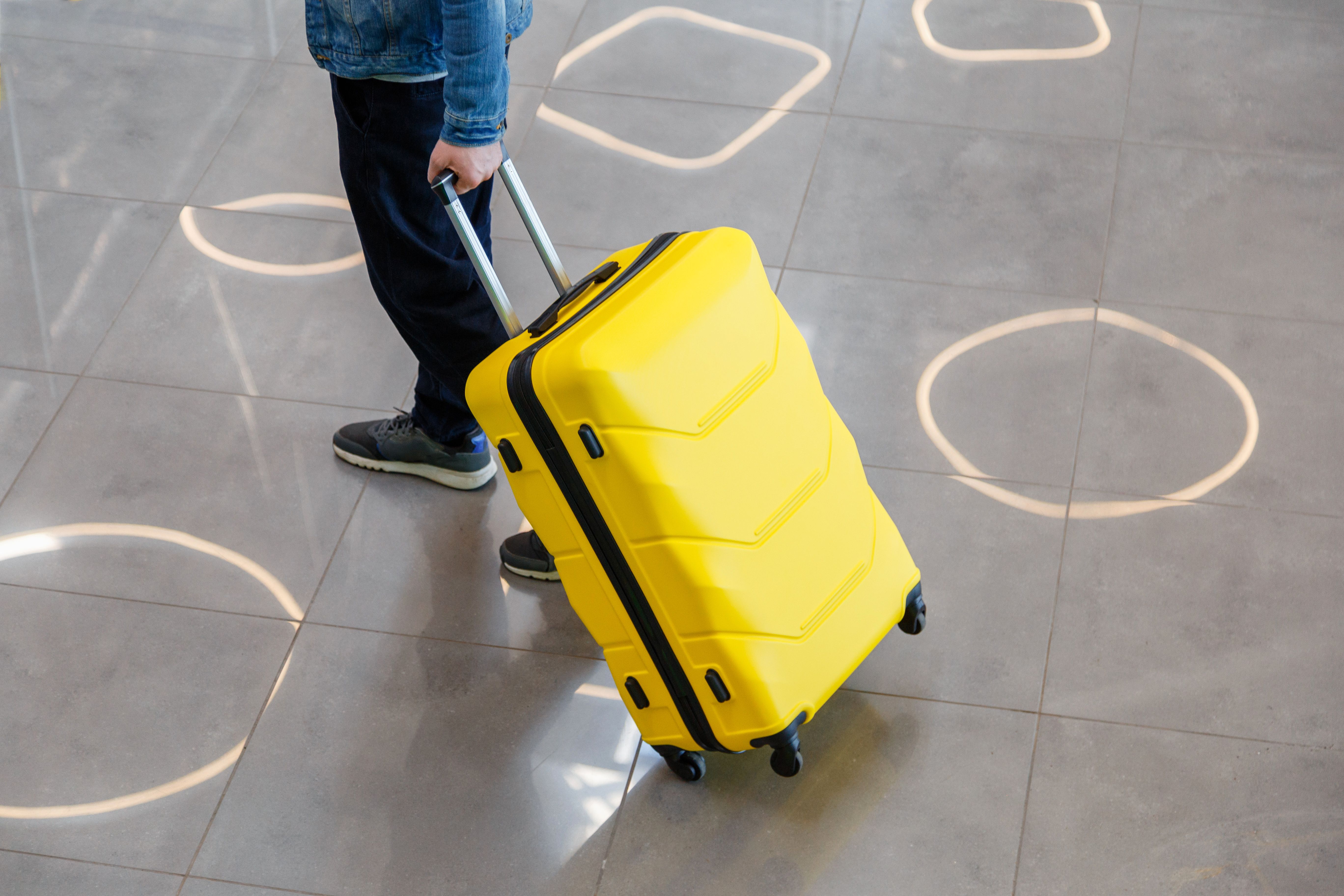 Um Handgepäck-Gebühr zu sparen – Fluggast schreddert Koffer