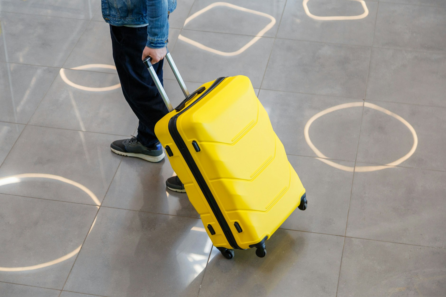 Die Rollen am Koffer des Fluggastes waren zu viel für die Maße.