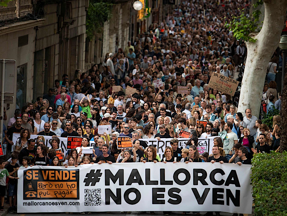 Palma de Mallorca: Demonstranten halten ein Transparent mit der Aufschrift „Mallorca ist unverkäuflich“ in den Händen.&nbsp;