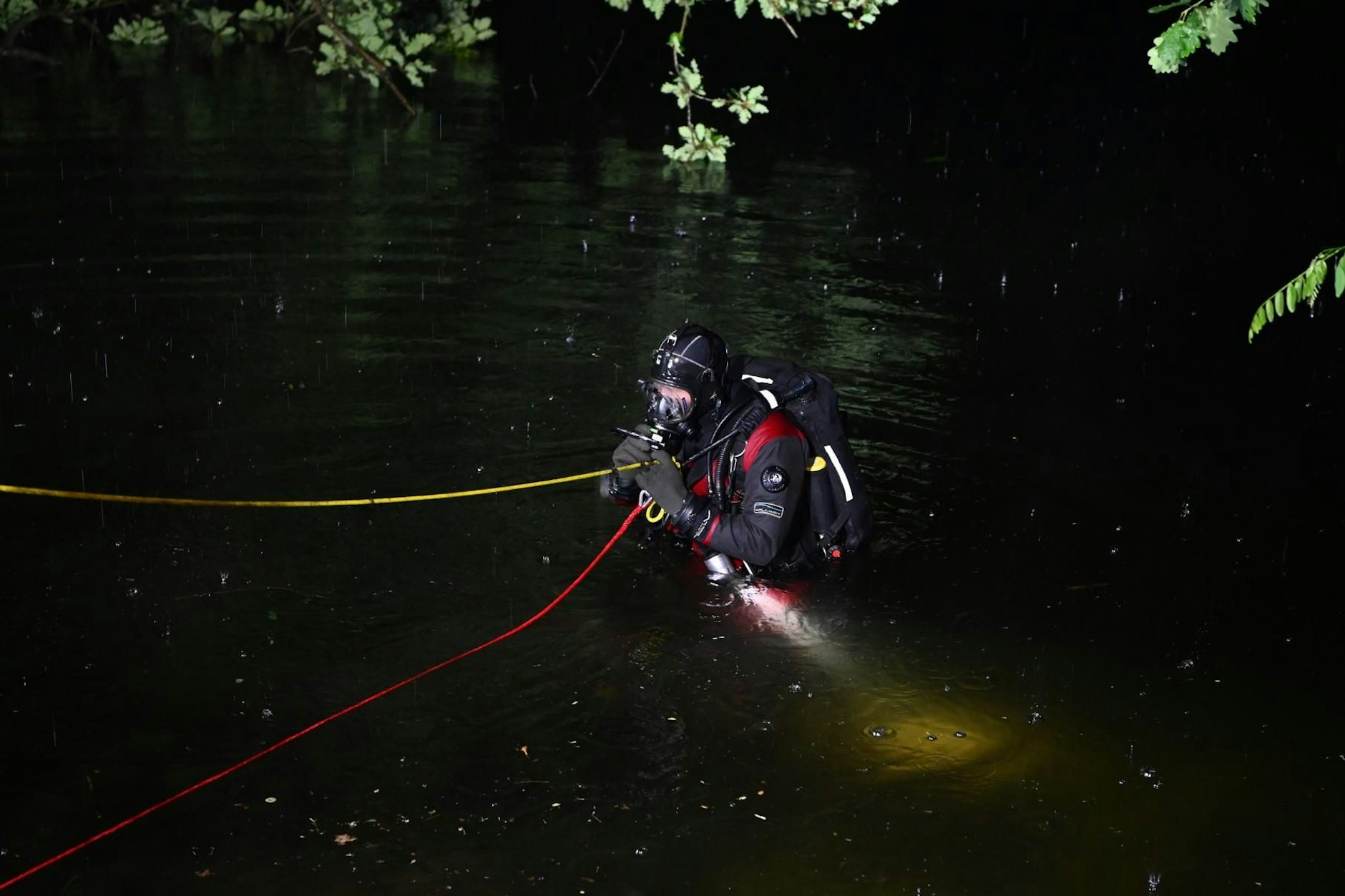 Die Feuerwehr war mit 46 Einsatzkräften vor Ort, die von Tauchern und einem Rettungshubschrauber unterstützt wurden. 
