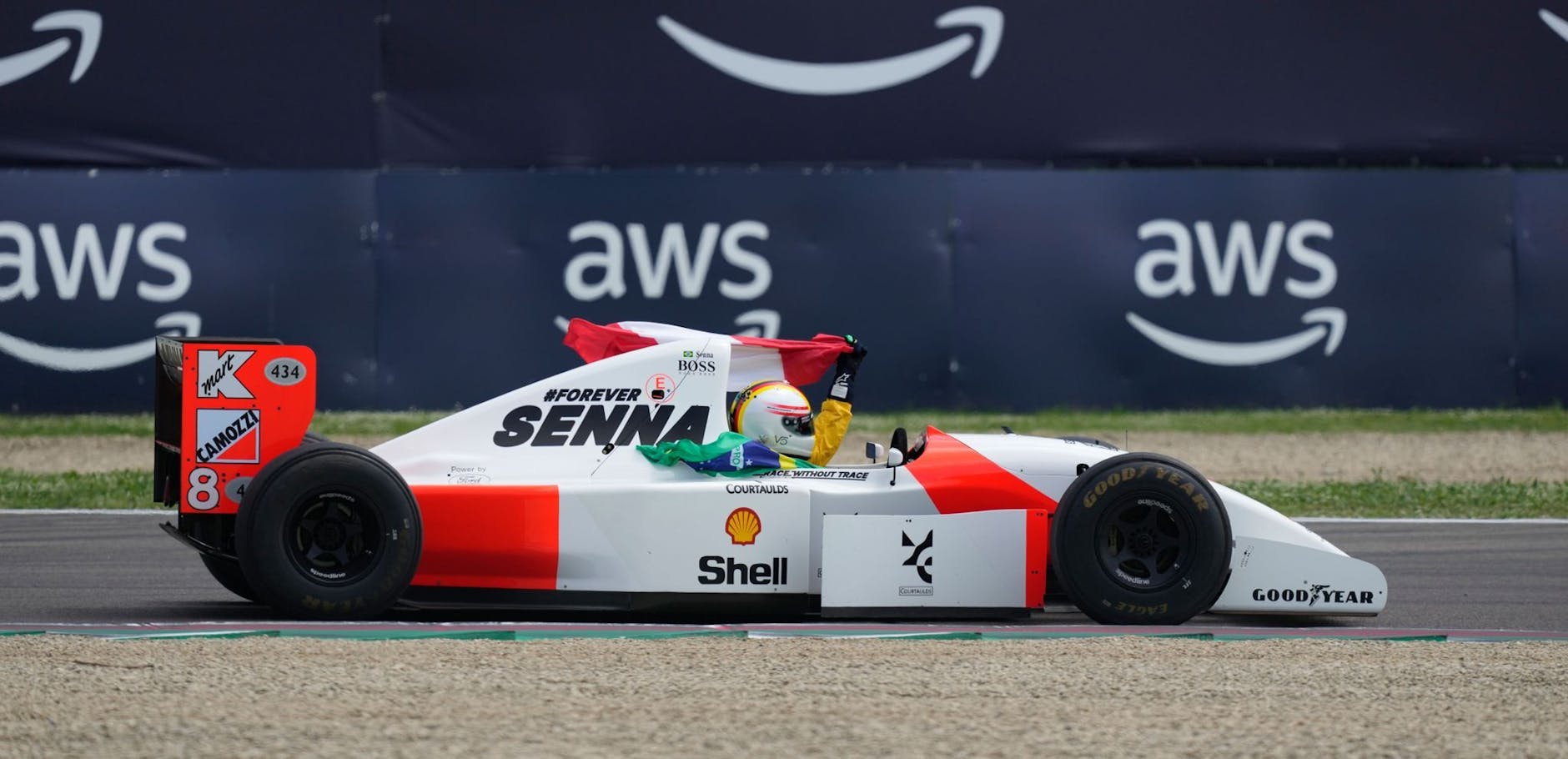 Der ehemalige Rennfahrer Sebastian Vettel fährt mit dem McLaren des verstorbenen Ayrton Senna vier Ehrenrunden.