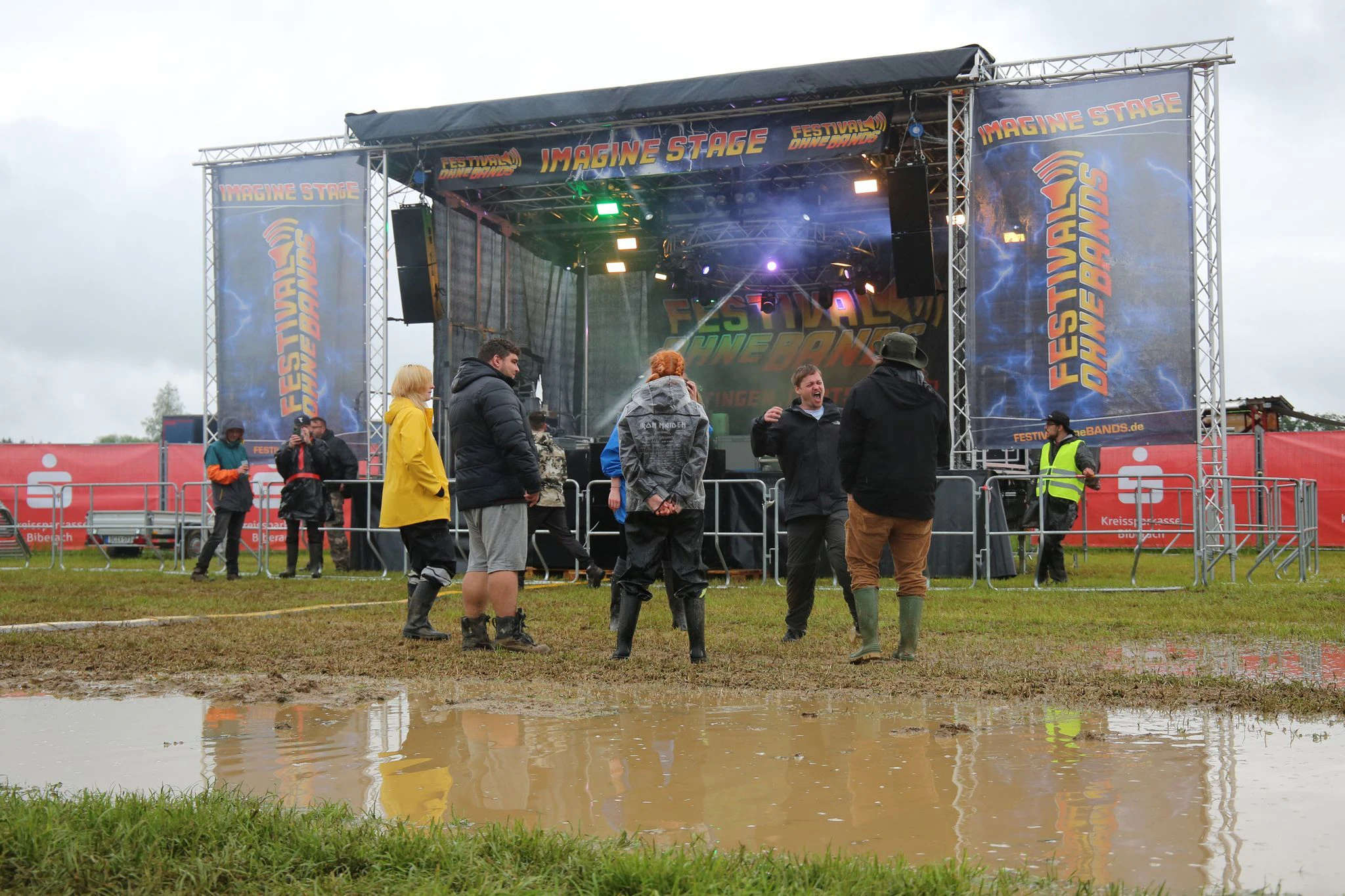 Im baden-württembergischen Dürmentingen-Hailtingen hat das «Festival ohne Bands» begonnen. Das Besondere: Hier sind die Besucher die Stars. Es gibt Musik aus Boxen, Bierpong, Bieryoga und eine Autogrammstunde für jedermann.  iennetzwerk/dpa