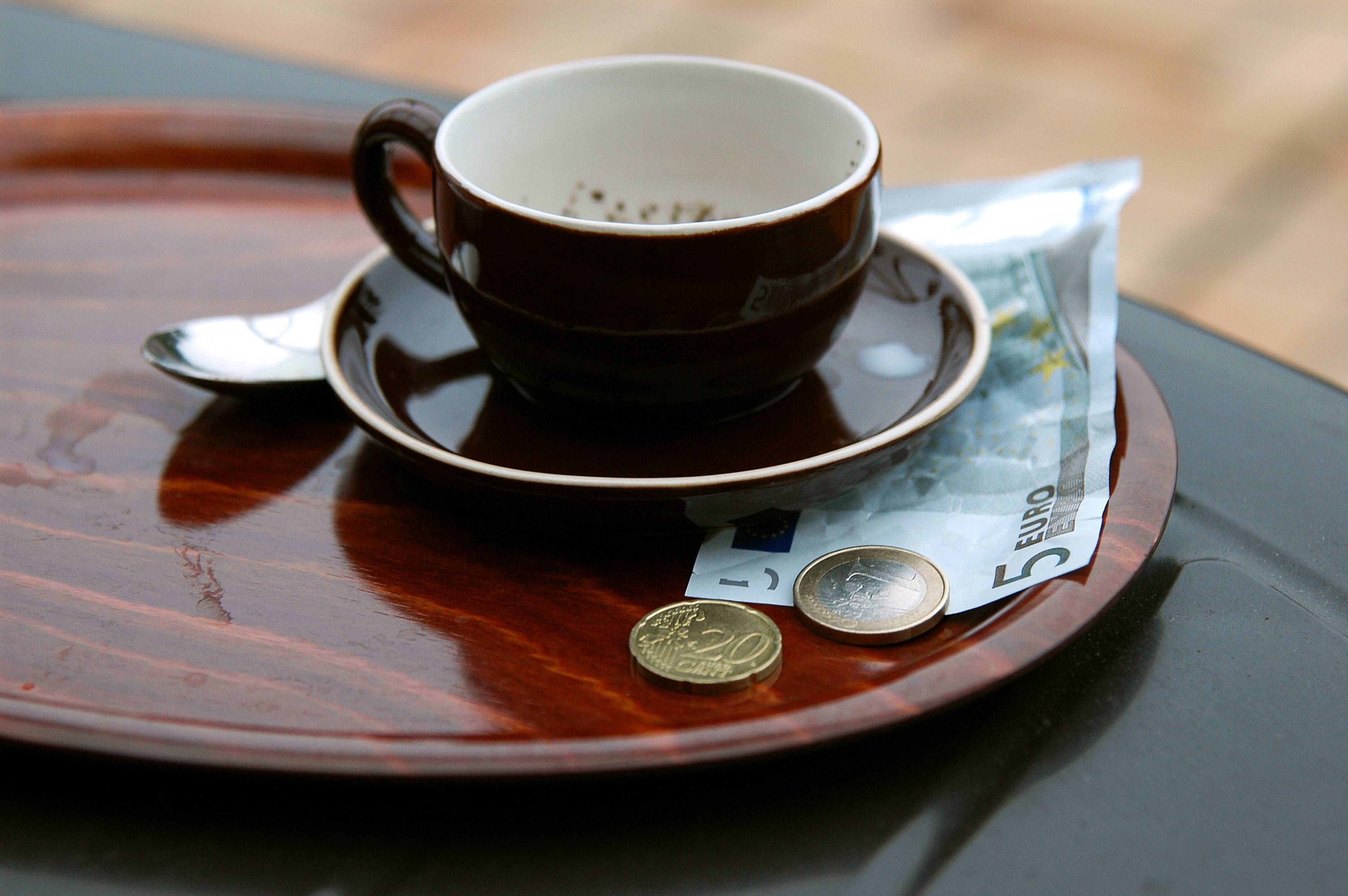 Sind Sie ein Knauserer? So gibt man Trinkgeld in Berlin richtig!