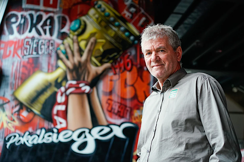 ARCHIV - Trainer Friedhelm Funkel will mit dem 1. FC Kaiserslautern den DFB-Pokal gewinnen.  