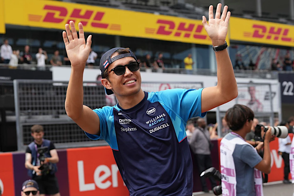 ARCHIV - Alexander Albon fährt weiter für das Williams-Team in der Formel 1.  