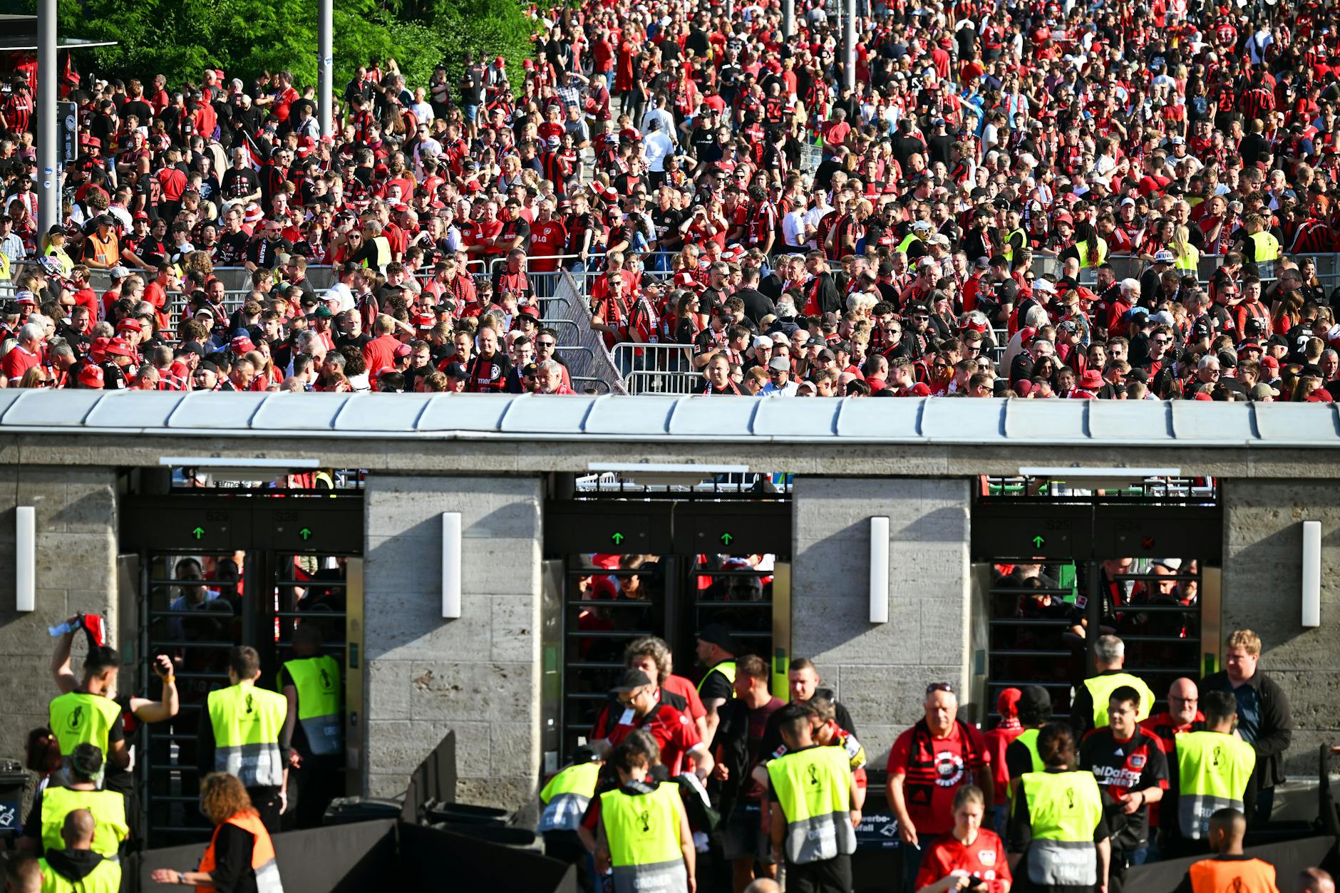 Der DFB hat Ökotoiletten auf dem Gelände des Oympiastadions in Berlin aufstellen lassen. Durch die Nutzung der Fan-Hinterlassenschaften will der Verband seine Umweltbilanz verbessern.