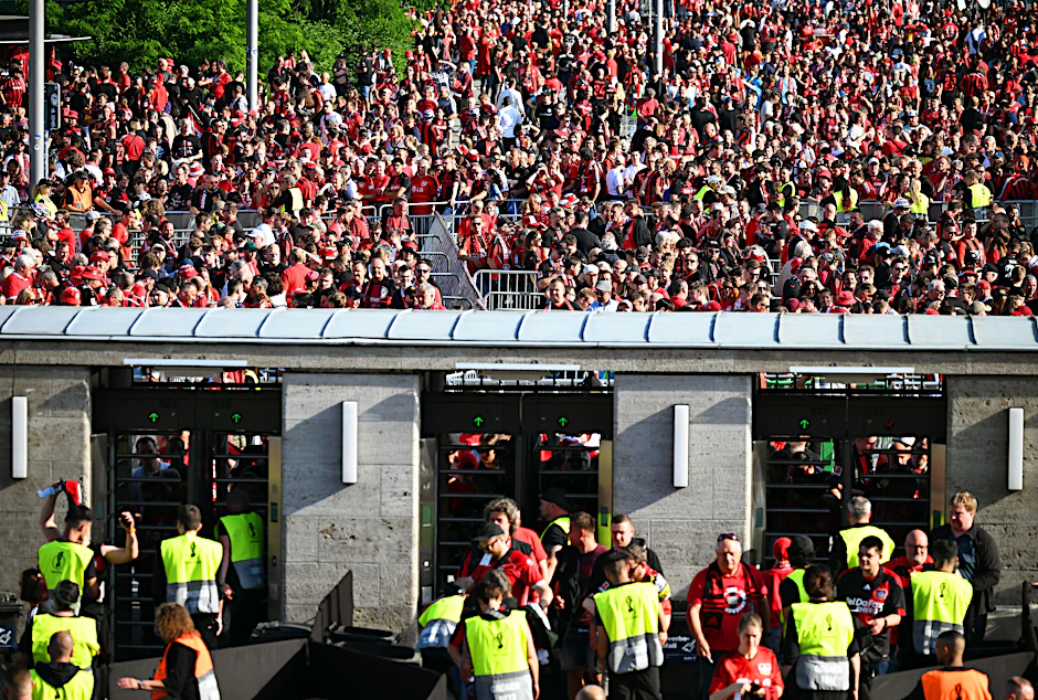 Der DFB hat Ökotoiletten auf dem Gelände des Oympiastadions in Berlin aufstellen lassen. Durch die Nutzung der Fan-Hinterlassenschaften will der Verband seine Umweltbilanz verbessern.