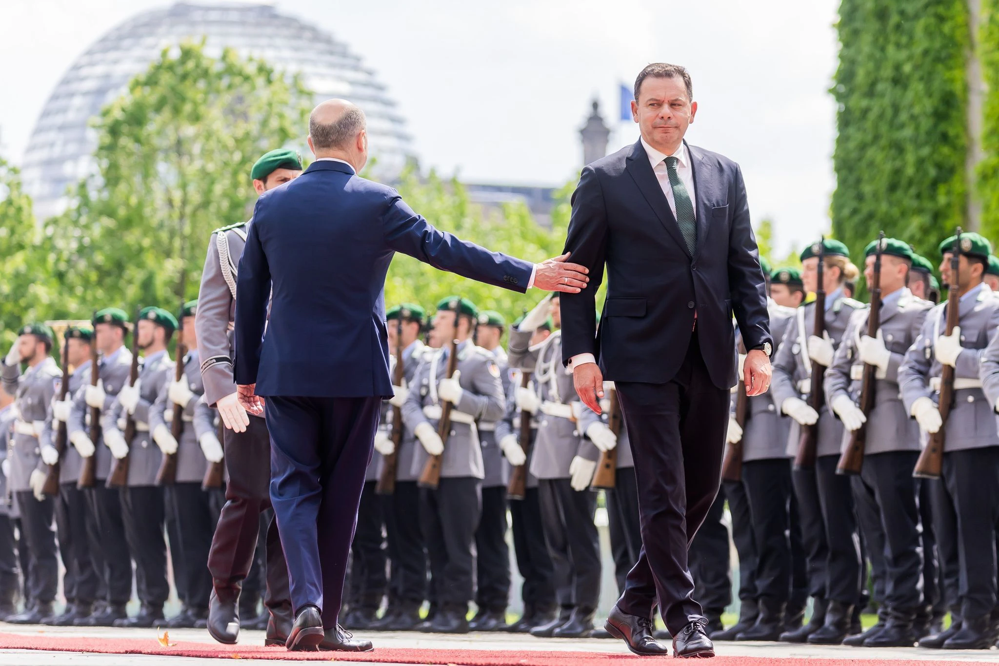 Bundeskanzler Olaf Scholz (l) empfängt Portugals Ministerpräsidenten Luis Montenegro am Bundeskanzleramt in Berlin mit militärischen Ehren.  