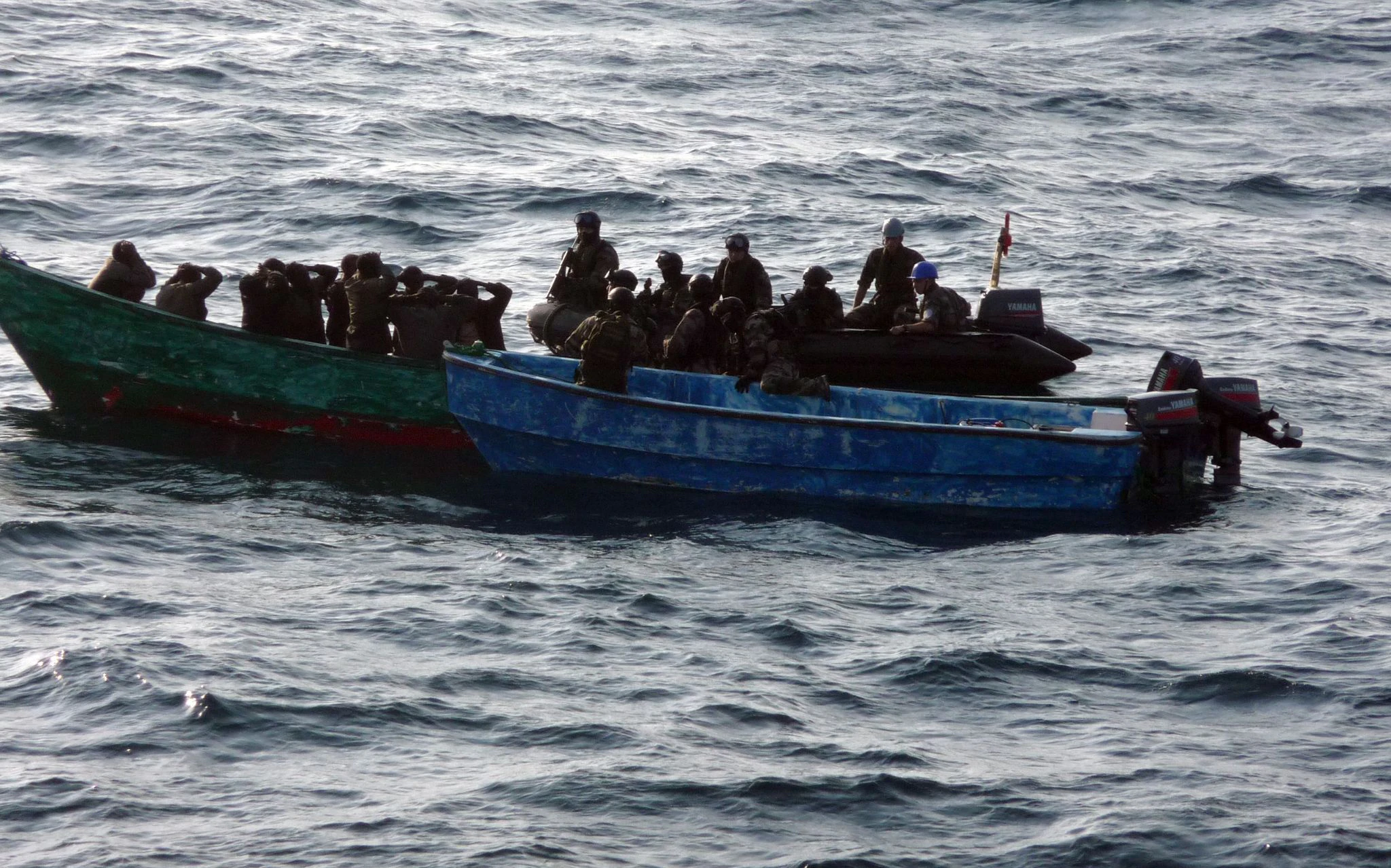 ARCHIV - Im Rahmen der EU-Mission «Atalanta» hat die französische Marine 2009 vor der ostafrikanischen Küste elf mutmaßliche Piraten gefangen genommen.  