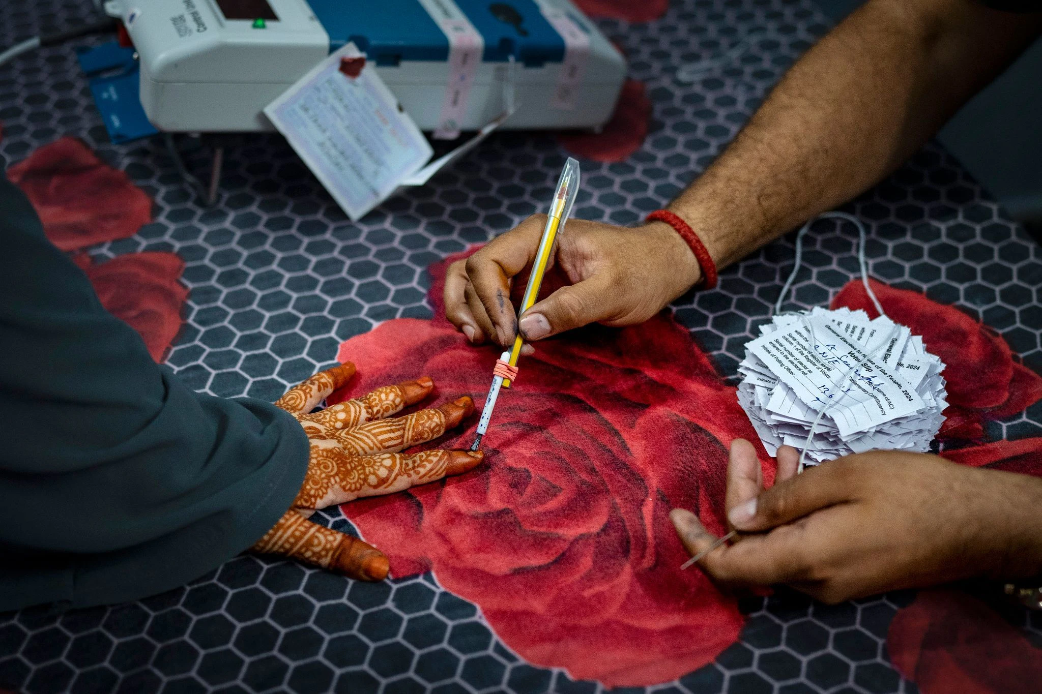 Eine Wählerin lässt ihren Finger mit einer Tinte markieren, während sie ihre Stimme im sechsten Wahlgang der indischen Parlamentswahlen in Neu-Delhi abgibt.  