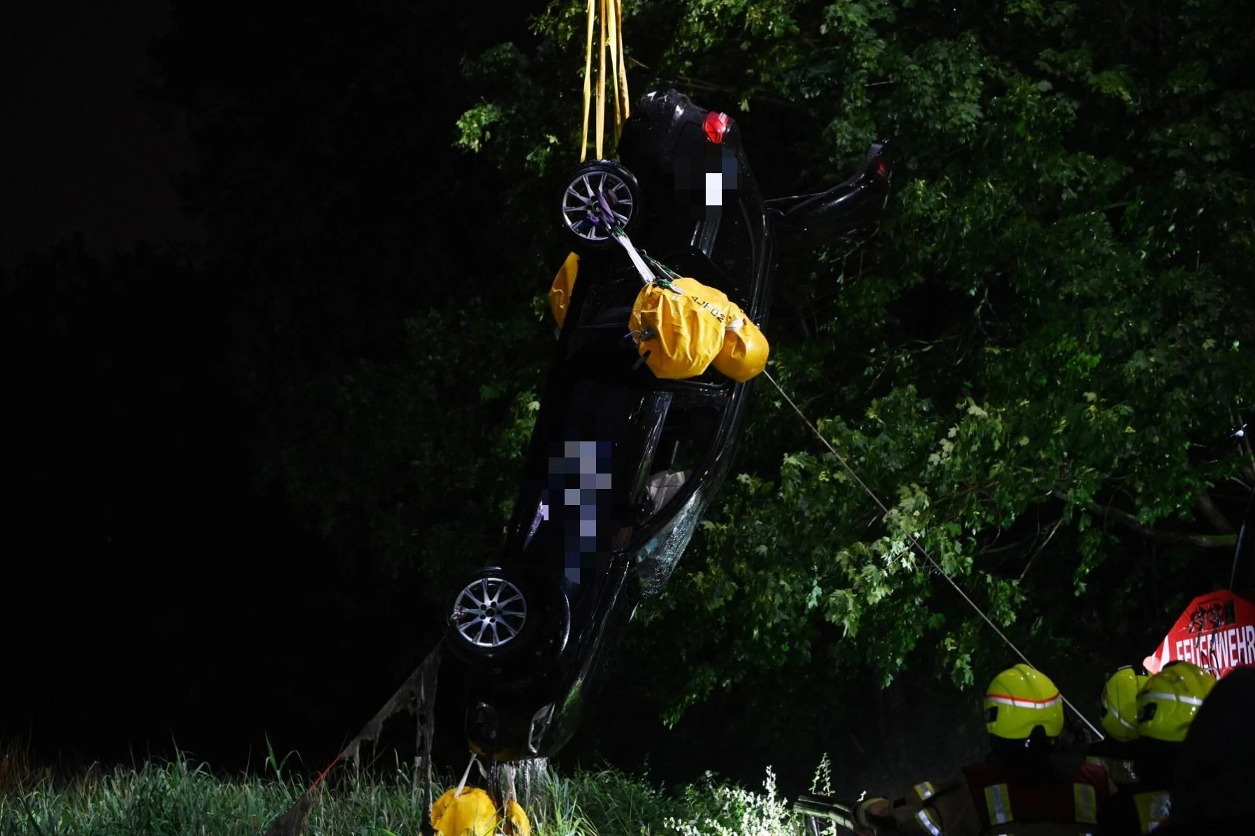 Die Feuerwehr barg das Auto aus dem Schlachtensee.