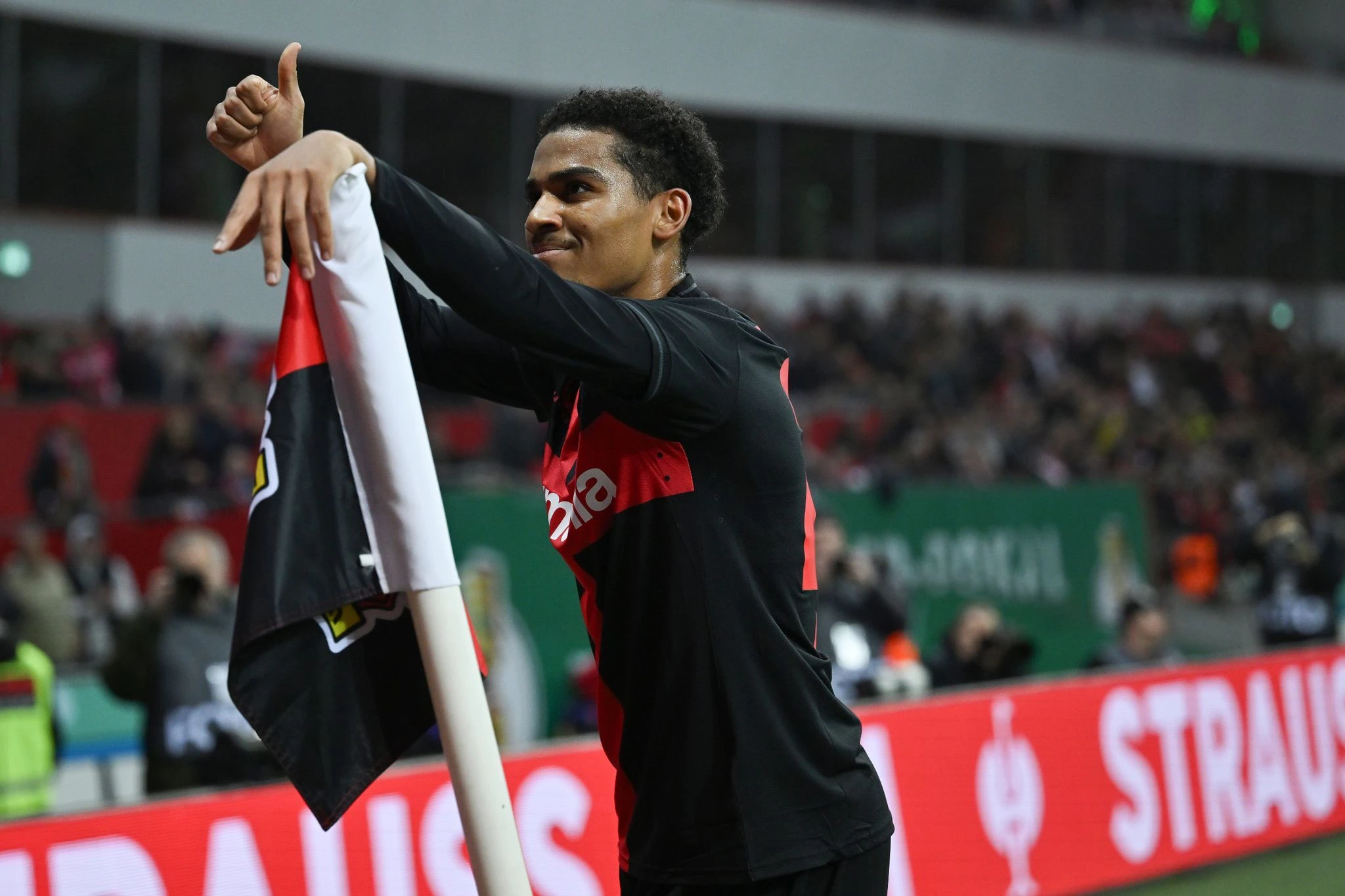 Leverkusens Amine Adli bejubelt sein Tor zum 2:0.  