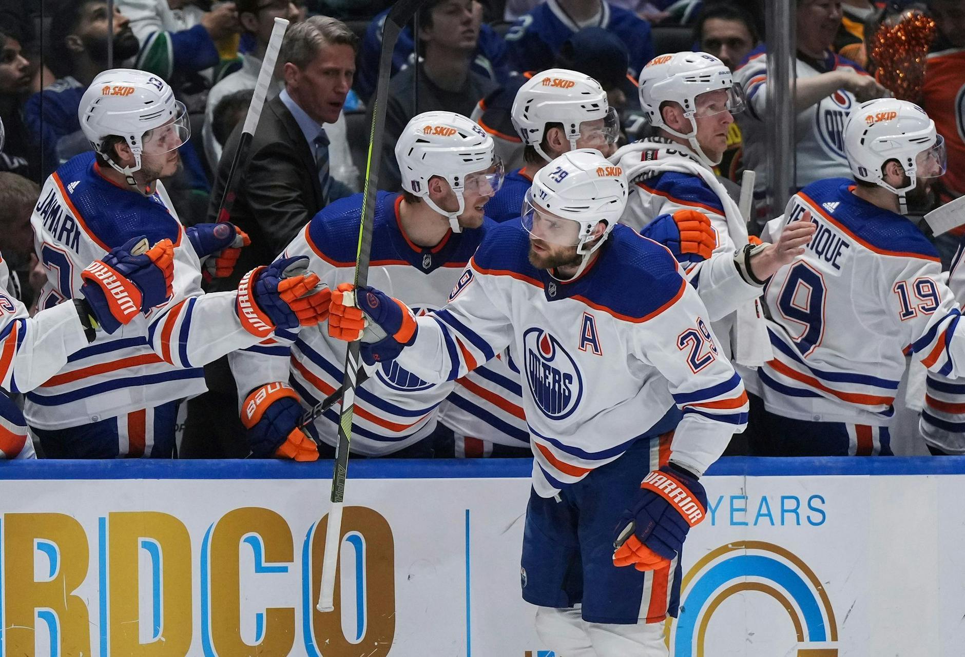 dpatopbilder - Leon Draisaitl (M) wird nicht zur WM nachreisen. P/dpa