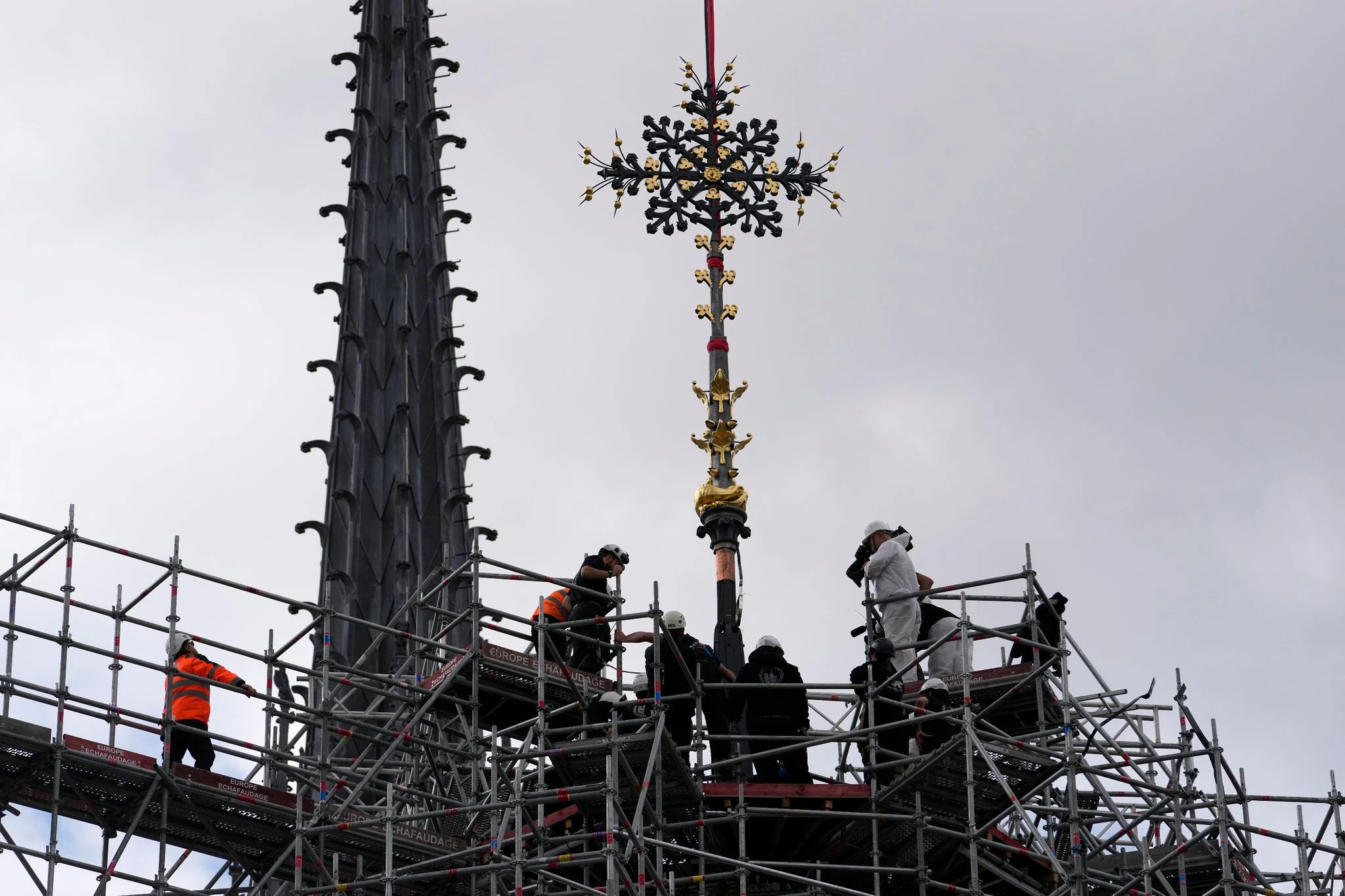 Nur für Schwindelfreie: Arbeiter montieren das Croix du Chevet der Kathedrale Notre Dame de Paris auf seinem angestammten Platz. Das Kreuz ist das einzige Stück des Dachs, das bei dem verheerenden Brand im April 2019 nicht zerstört wurde.  