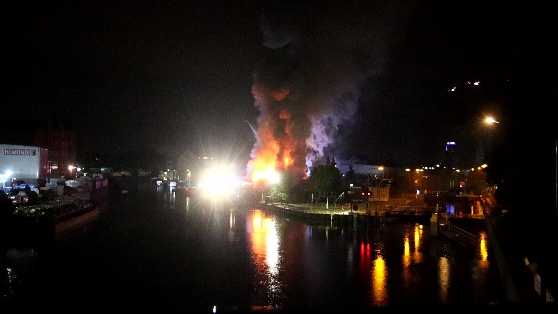 Image - Großbrand auf Recyclinghof – 100 Kräfte im Einsatz: Jetzt gelöscht!