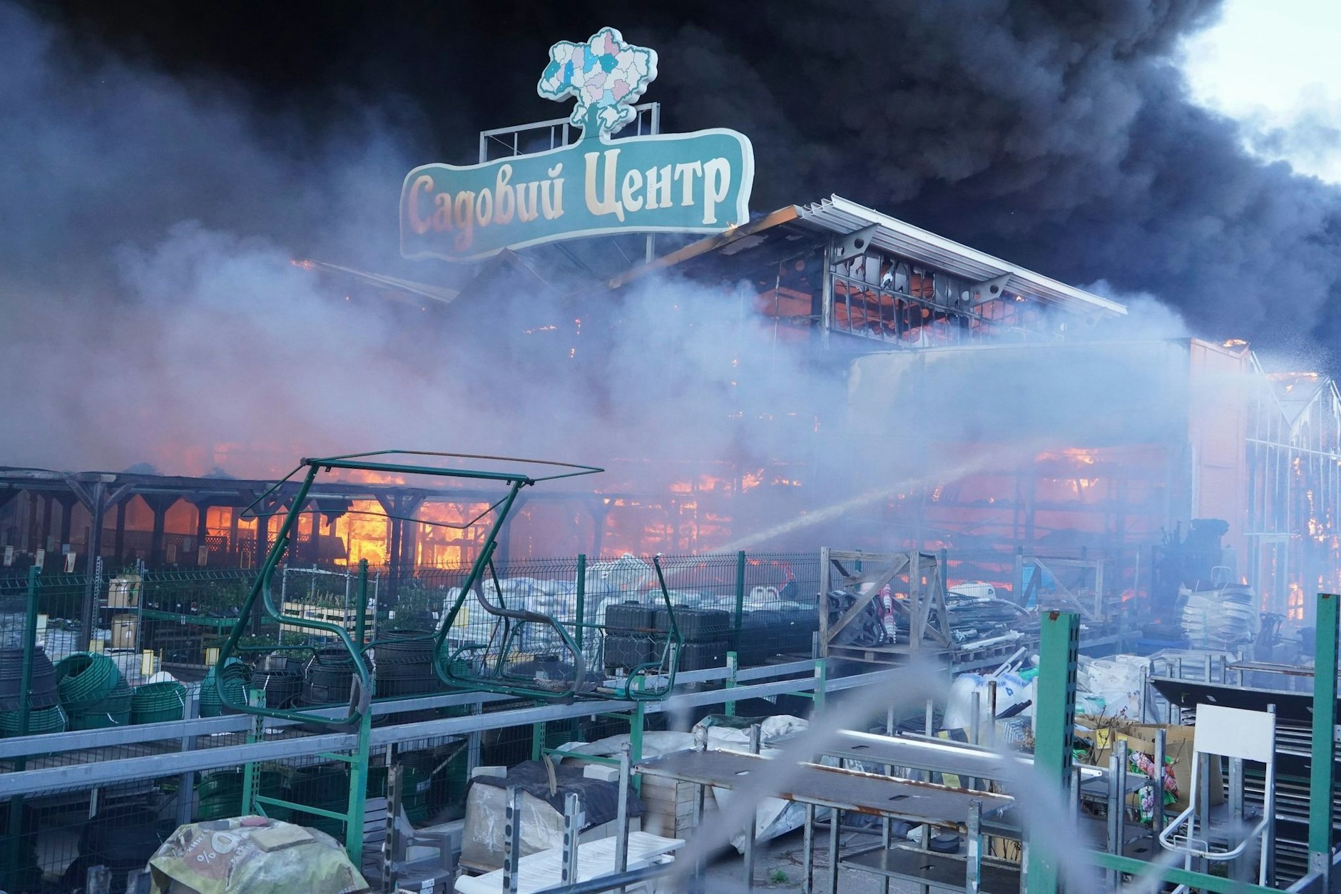 Bei einem russischen Luftangriff wurde ein Baumarkt mitten am Tag getroffen. Es gibt Tote.