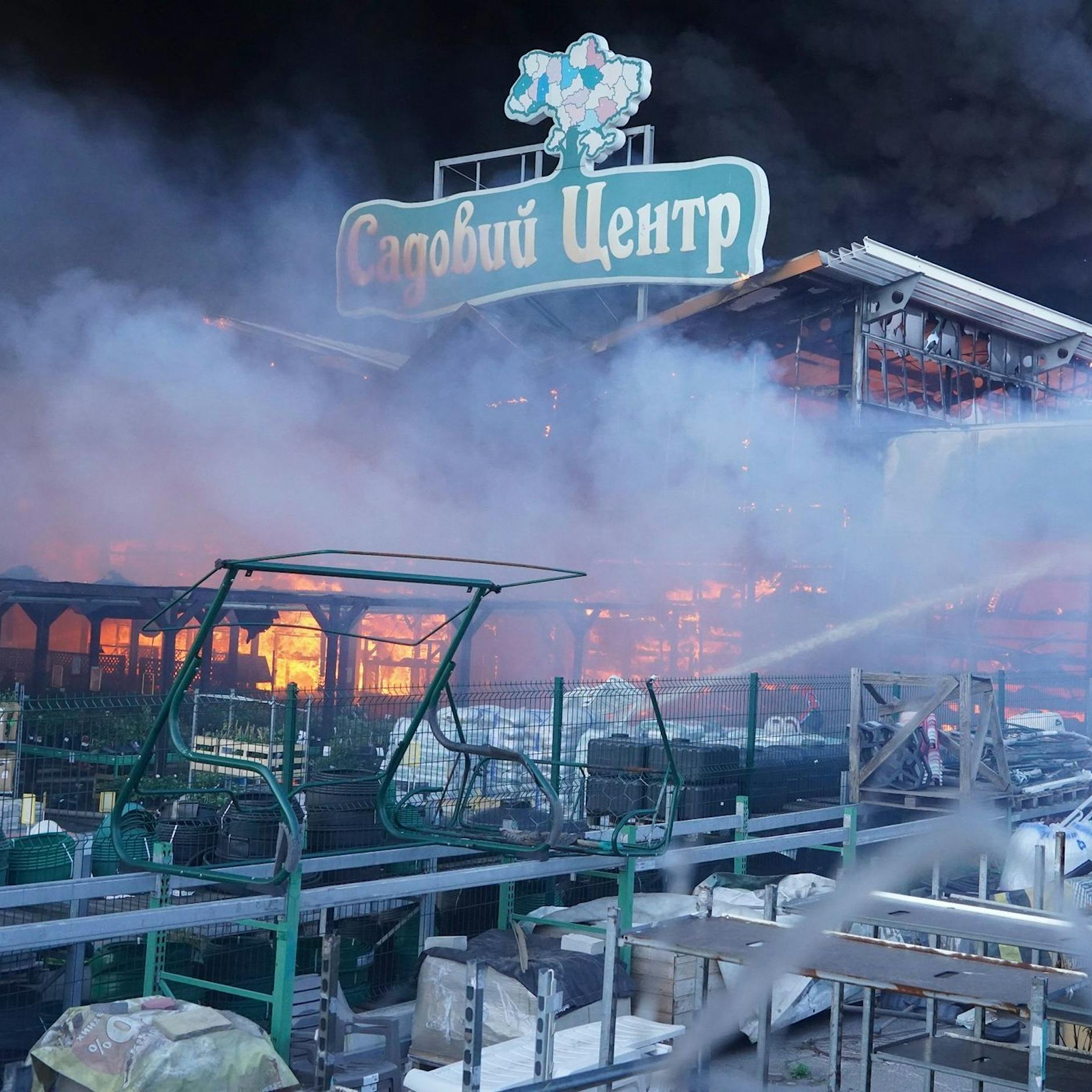 Russland greift Baumarkt in Charkiw mitten am Tag an – Tote!