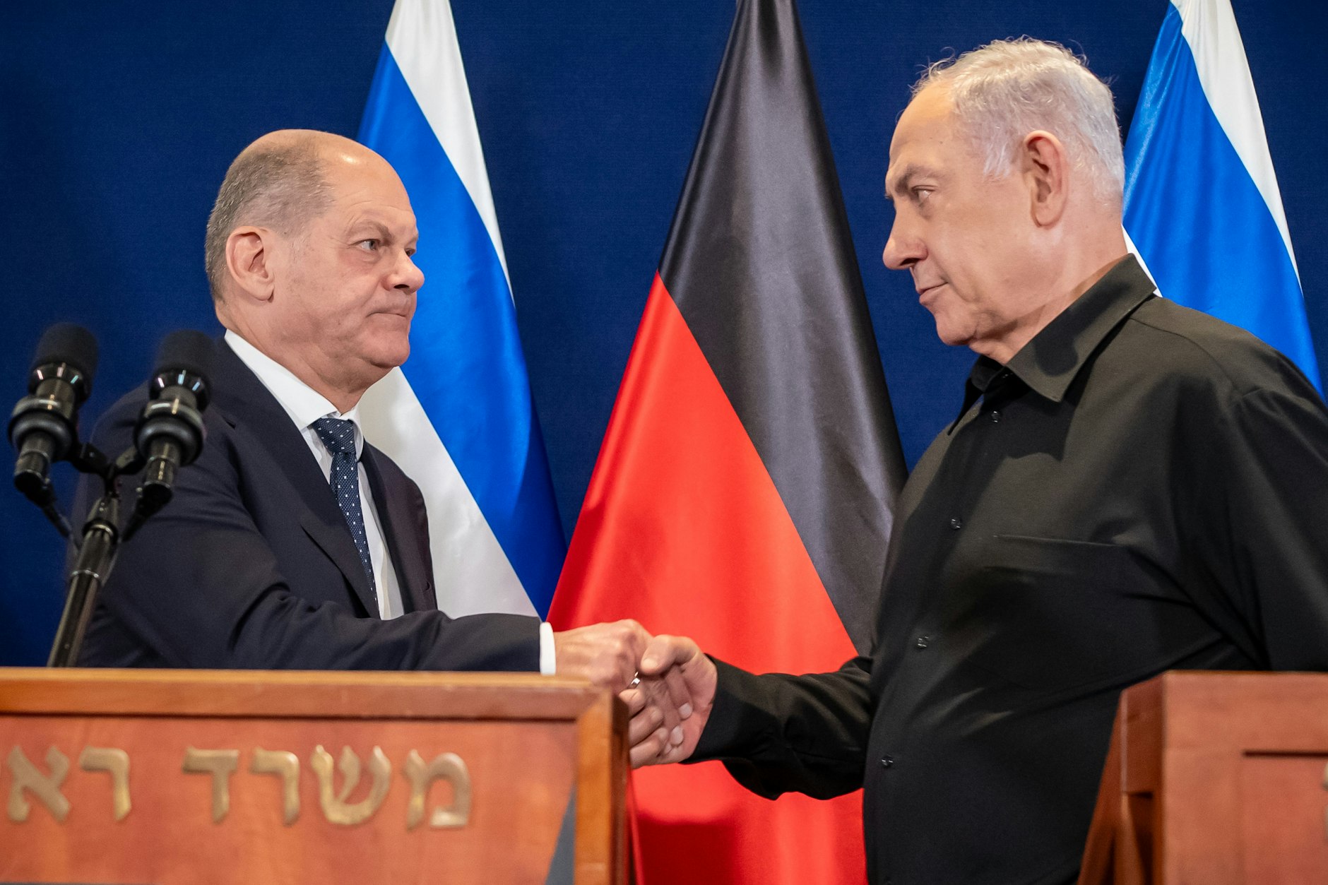 17 de octubre de 2023, Israel, Tel Aviv: El Canciller Federal Olaf Scholz (SPD) participa en una reunión de prensa en octubre junto con Benjamin Netanyahu (r), Primer Ministro de Israel.