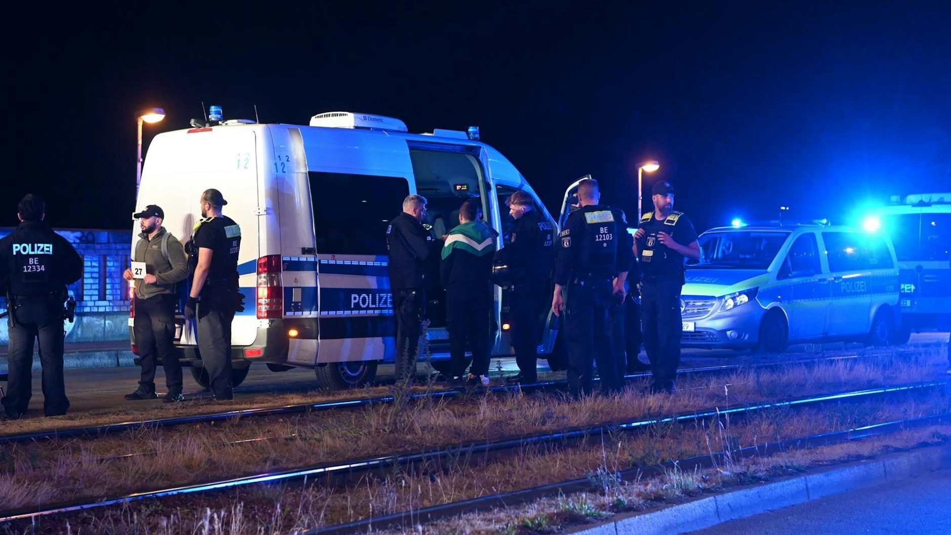 Zahlreiche Teilnehmer der Schlägerei mussten von den Einsatzkräften der Polizei erkennungsdienstlich behandelt werden.
