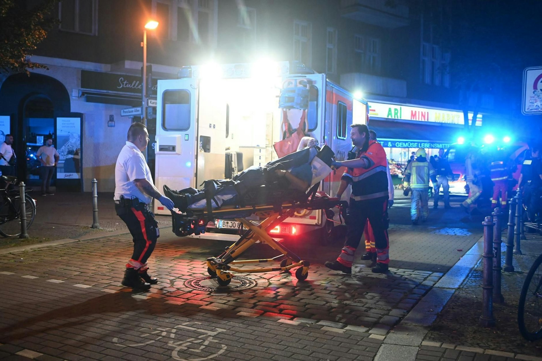 Elf Menschen mussten nach einer Massenschlägerei in Prenzlauer Berg ins Krankenhaus gebracht werden.