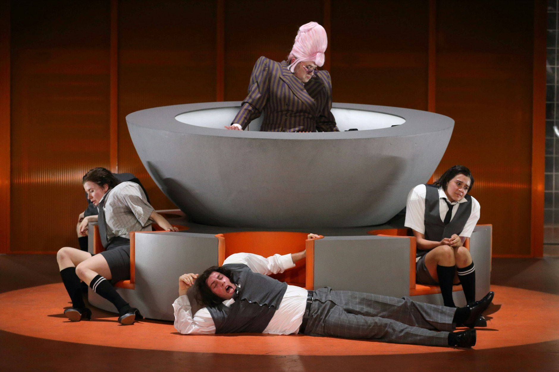 „Die Gehaltserhöhung“ im Deutschen Theater. Ingo Günther als Frau Jolande im gut geschützten Machtbereich, umgeben von unzufriedenen Angestellten.