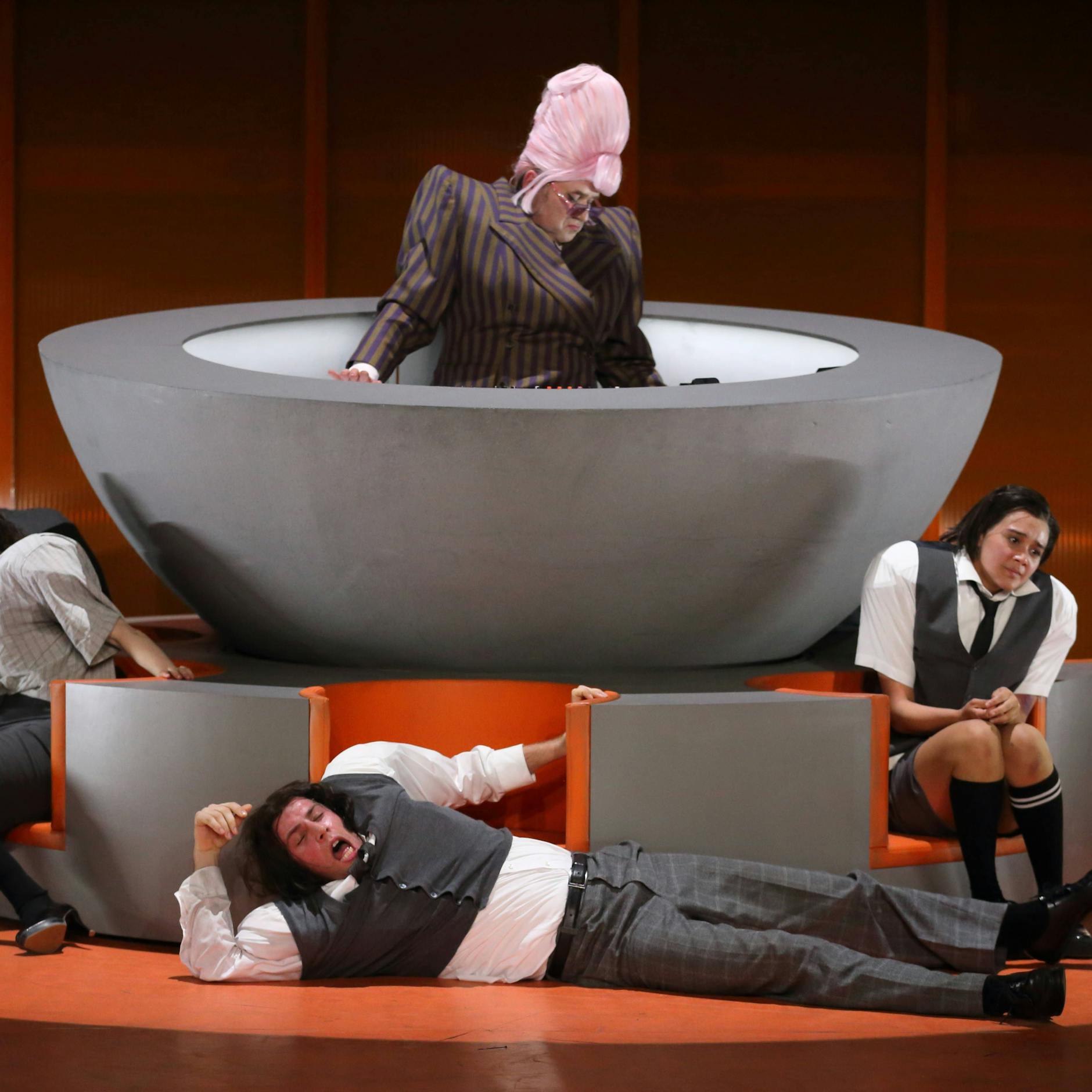 Image - „Die Gehaltserhöhung“ in den Kammerspielen: Der letzte Sinn des Lebens