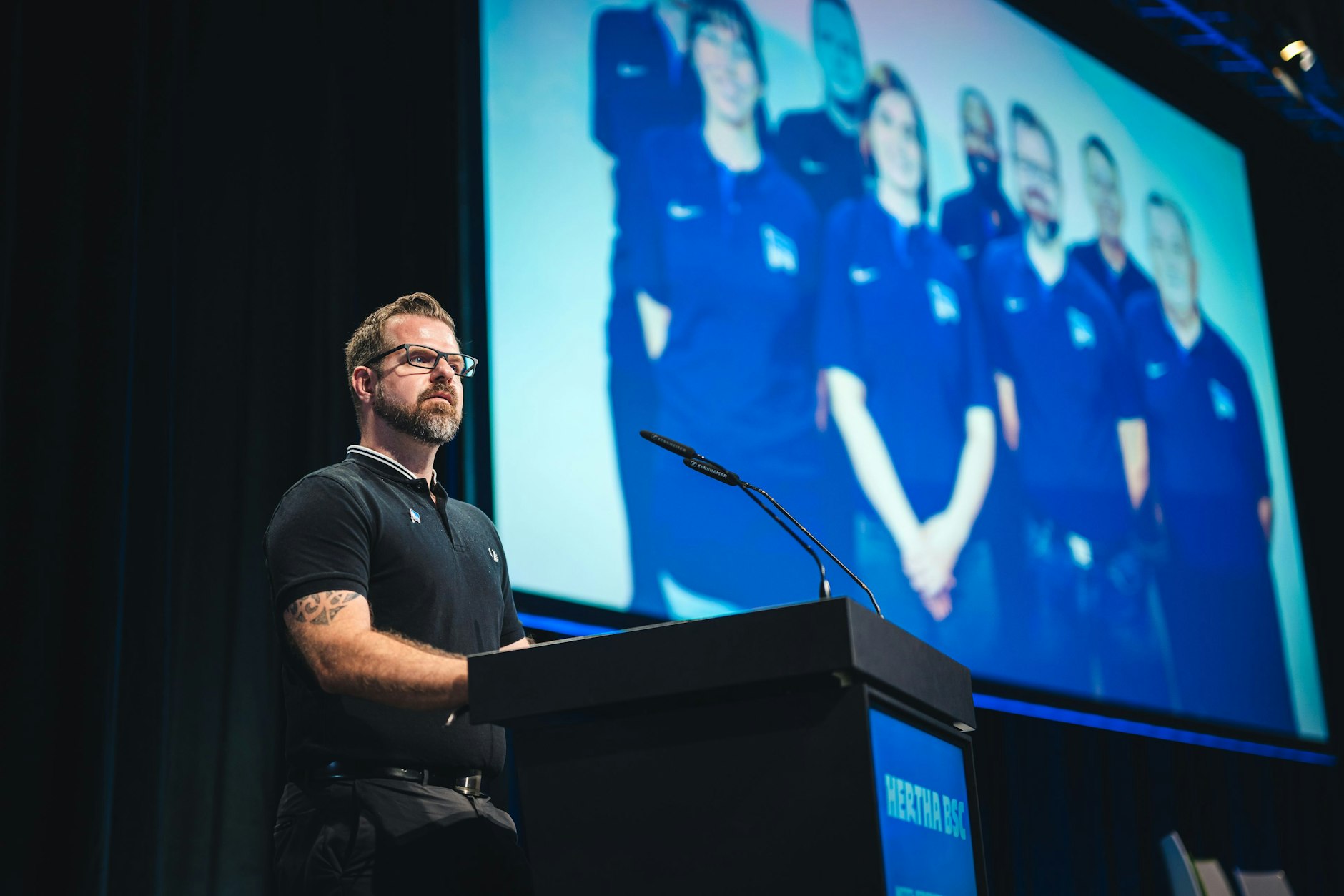 Interimsboss Fabian Drescher will sich im November zum neuen Hertha-Präsidenten wählen lassen. Das kündigte er Sonntag bei der Mitgliederversammlung an.