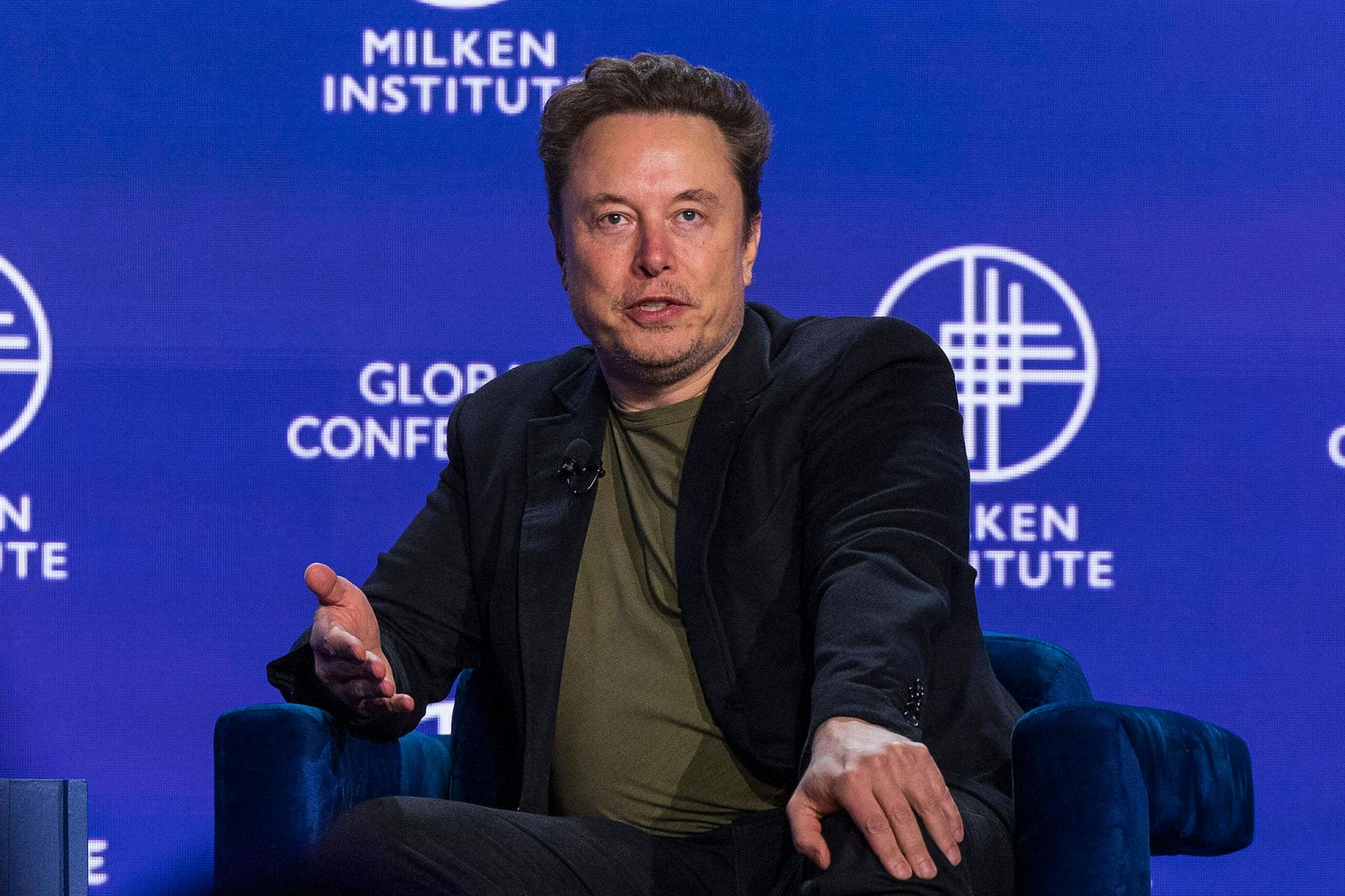Elon Musk glaub, dass Künstliche Intelligenz alle Menschen arbeitslos machen wird.
