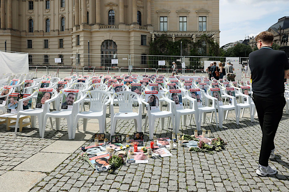 Das temporäre Mahnmal auf dem Bebelplatz: 114 Stühle, 114 Fotos. Die Bilder von jenen Entführungsopfern, die in der Zwischenzeit ermordet wurden, sind nicht mehr an die Stühle geklebt.&nbsp;