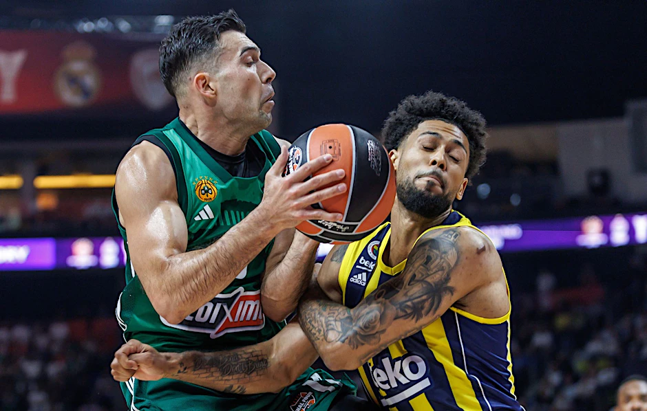 Kostas Sloukas (l) von Panathinaikos Athen gegen Istanbuls Tyler Dorsey.  