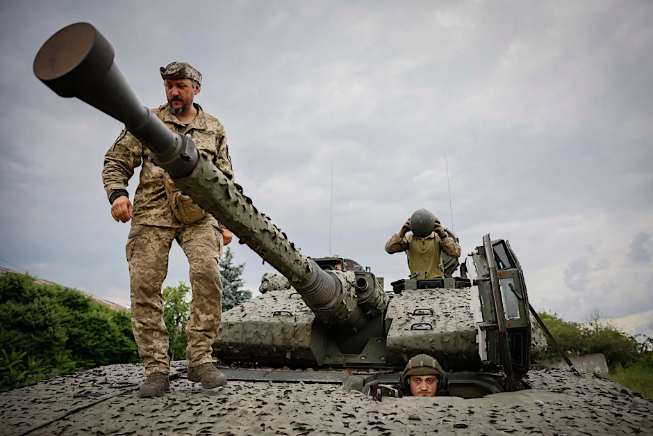 Ukrainische Soldaten auf einem schwedischen CV90-Schützenpanzer: Schweden erlaubt der Ukraine Einsatz schwedischer Waffen auch auf Ziele auf russischem Territorium.