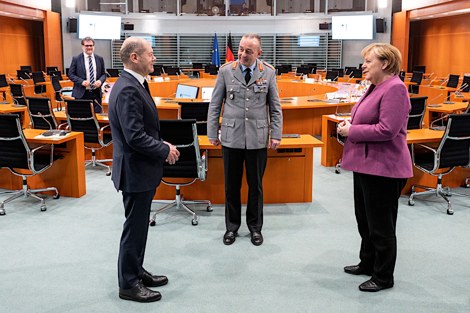 General Carsten Breuer steht beim Bund–Länder Treffen 2021 zur Corona-Pandemie im Bundeskanzleramt zwischen der damaligen Kanzlerin Angela Merkel (CDU) und ihrem designierten Nachfolger Olaf Scholz (SPD). Breuer sollte nach dem Willen der Ampel-Parteien die schleppenden Corona-Impfungen auf Trab bringen.&nbsp;