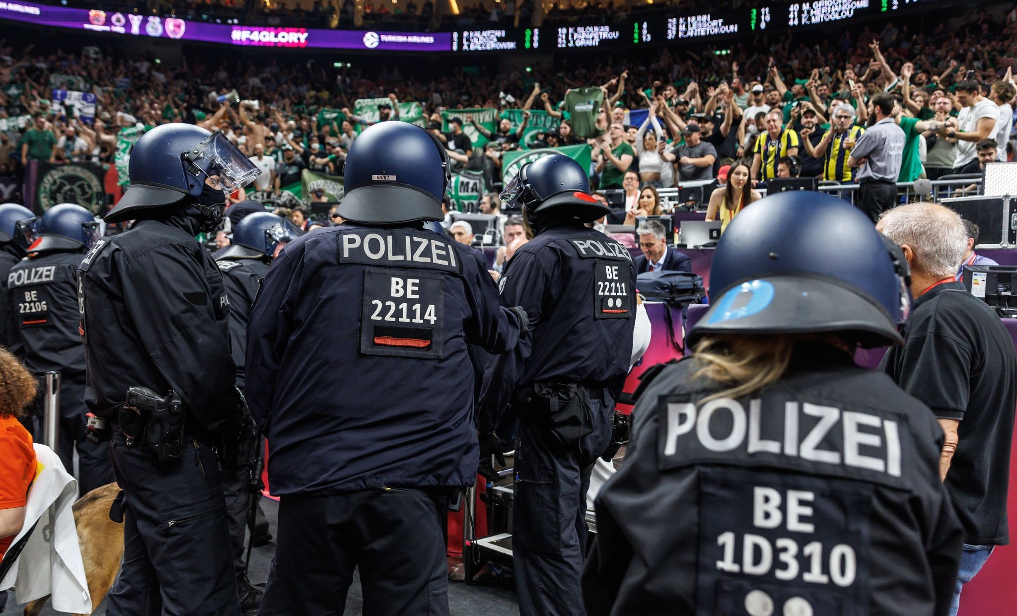 Massenschlägereien: Berliner Polizei verstärkt Präsenz bei Basketball-Finale